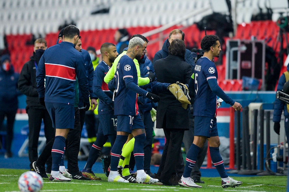 PSG und Basaksehir verabschieden sich nach nur 14 Spielminuten in die Kabinen.