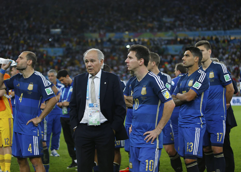 Ex-Teamchef Alejandro Sabella und Superstar Lionel Messi nach der WM-Finalniederlage 2014.