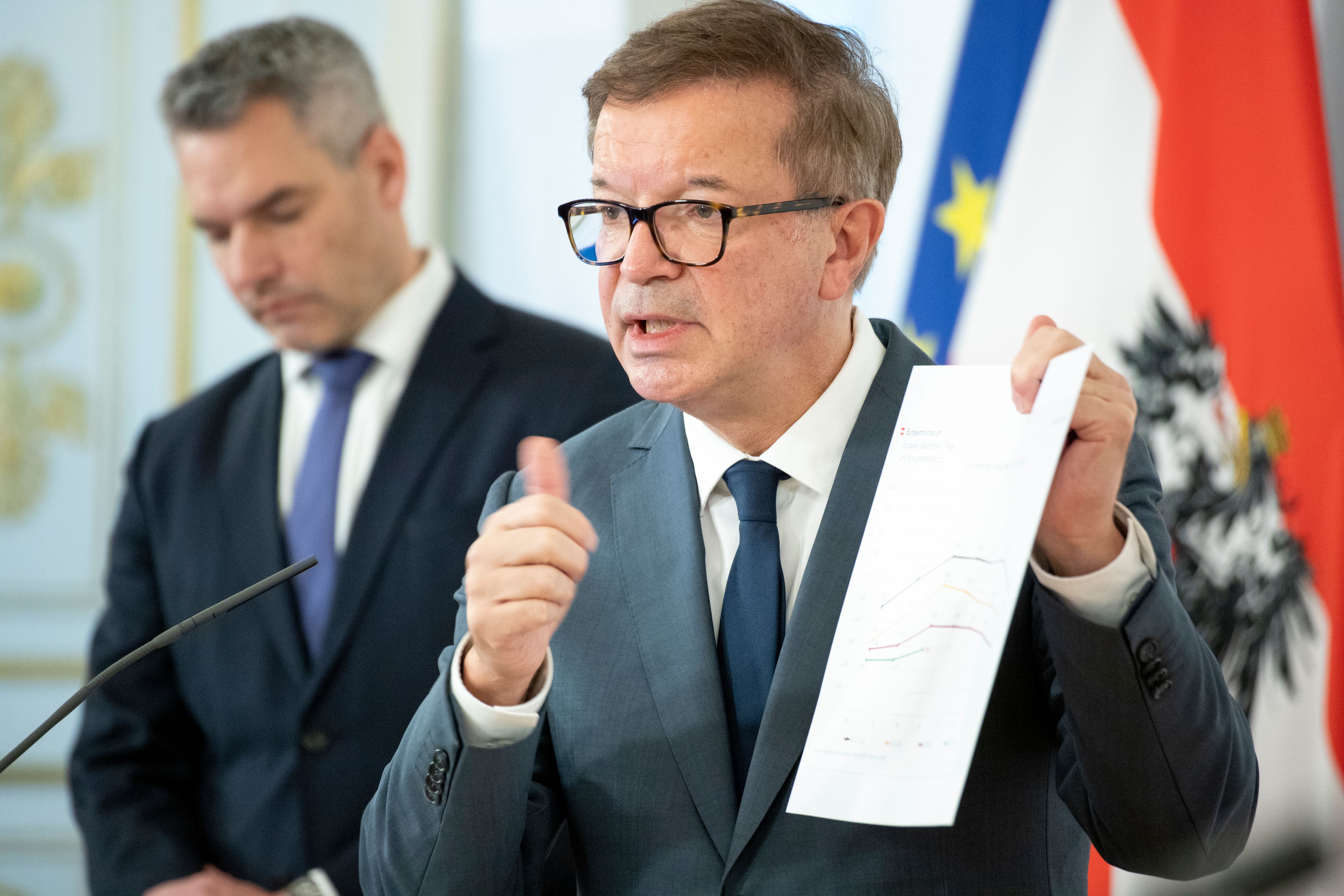 Der Ministerrat trat am 9.12.2020 zu einer Sitzung zusammen: Gesundheitsminister Rudolf Anschober (Grüne) und Innenminister Karl Nehammer (ÖVP) beim anschließenden Pressefoyer