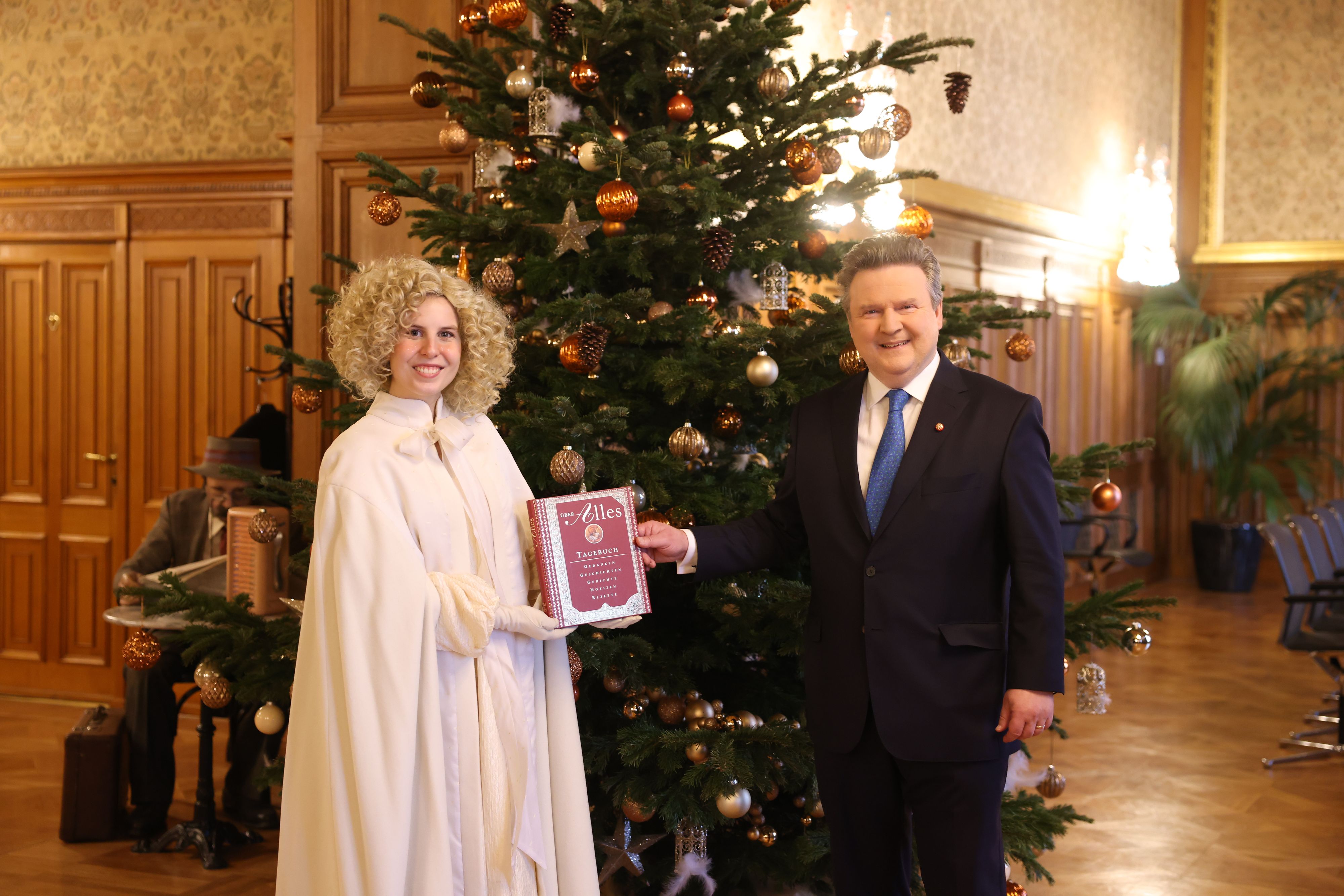Bürgermeister Michael Ludwig bekam Besuch vom Christkind.