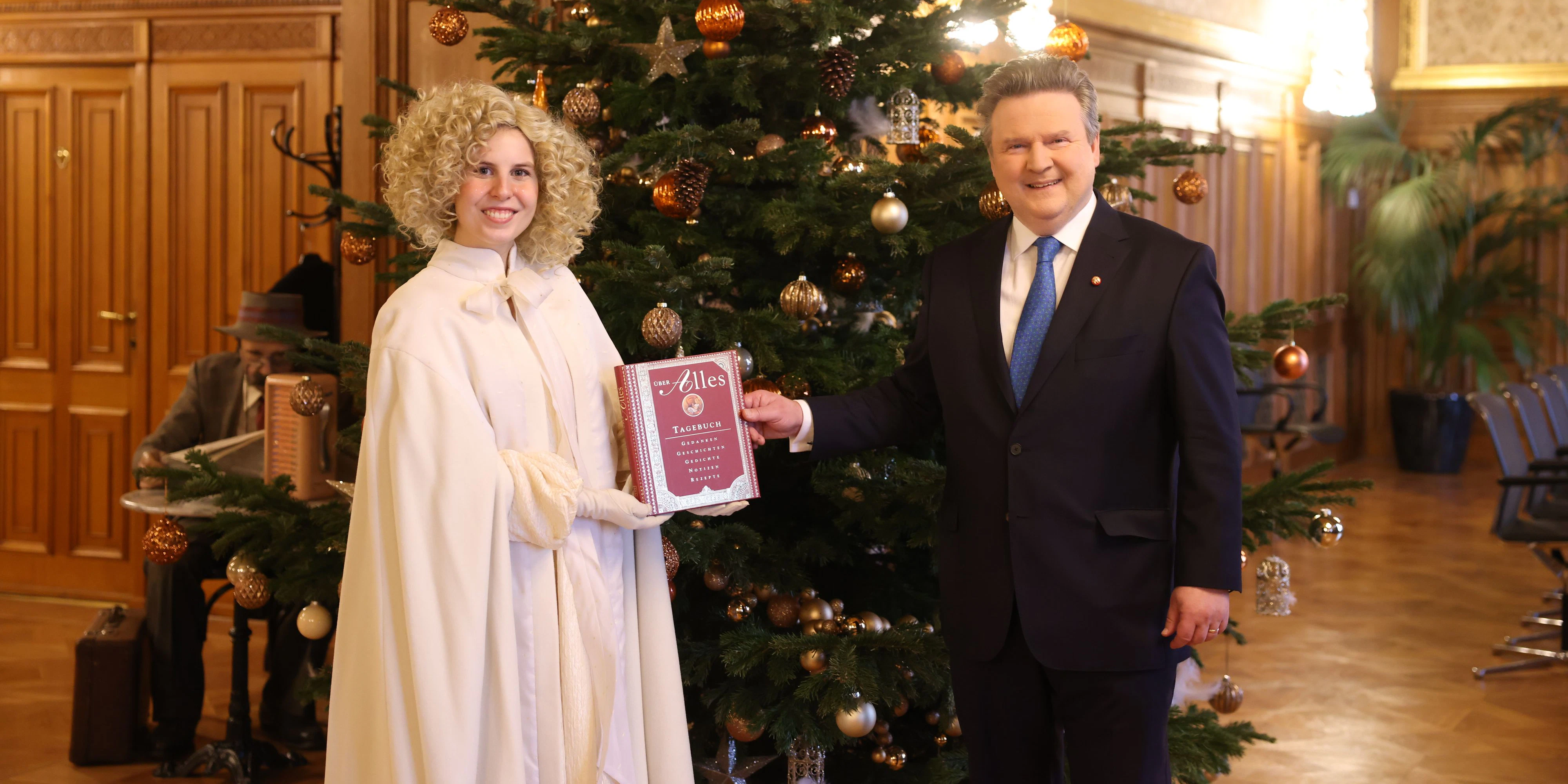 Bürgermeister Michael Ludwig bekam Besuch vom Christkind.