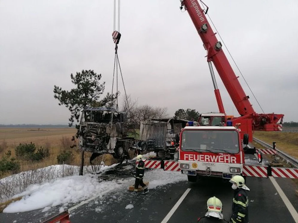 Lkw ging in Flammen auf, die Feuerwehr löschte.