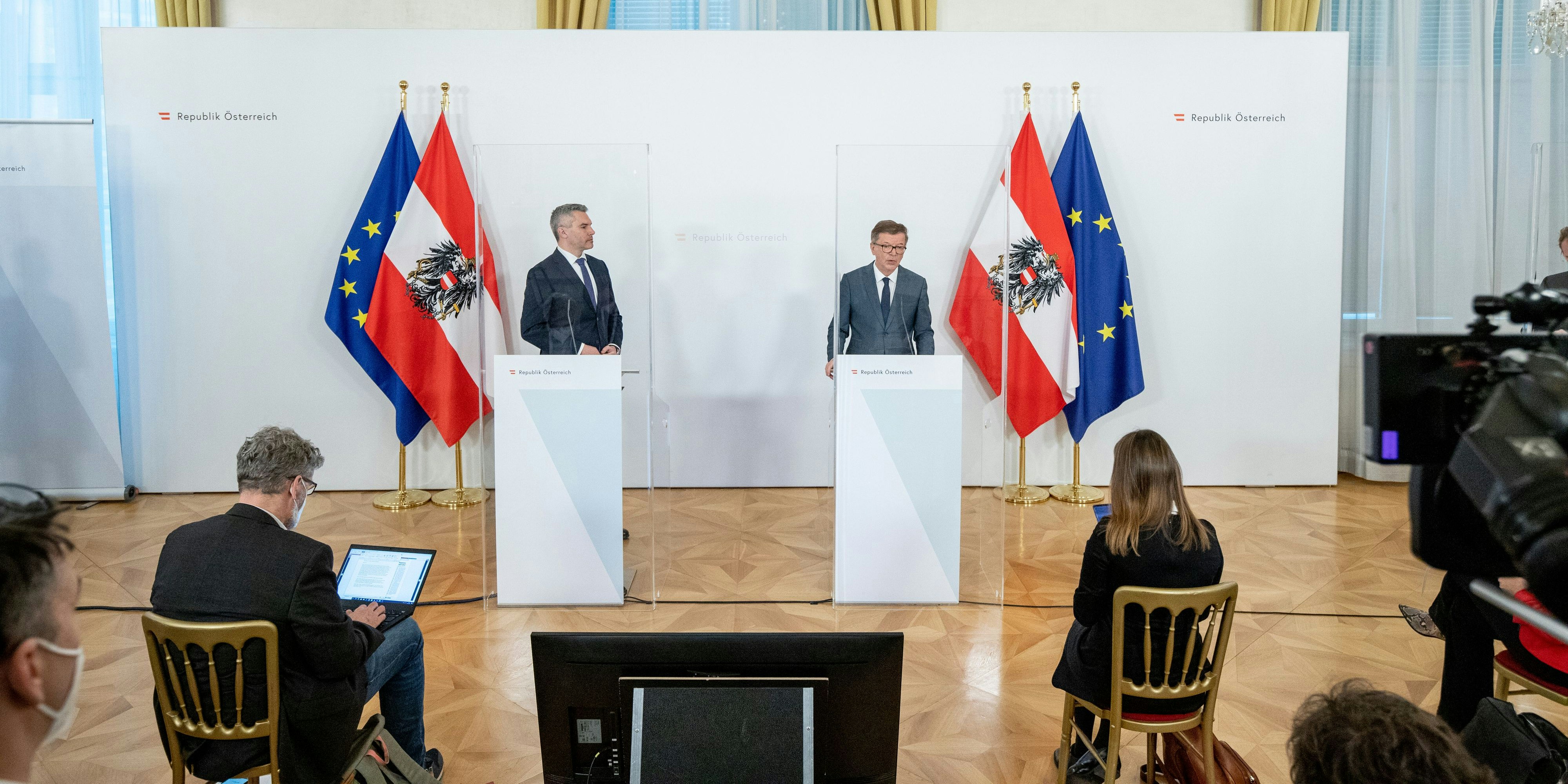 Innenminister Karl Nehammer (ÖVP) und Gesundheitsminister Rudolf Anschober (Grüne) beim Pressefoyer im Anschluss an den Ministerrat, 9.12.2020