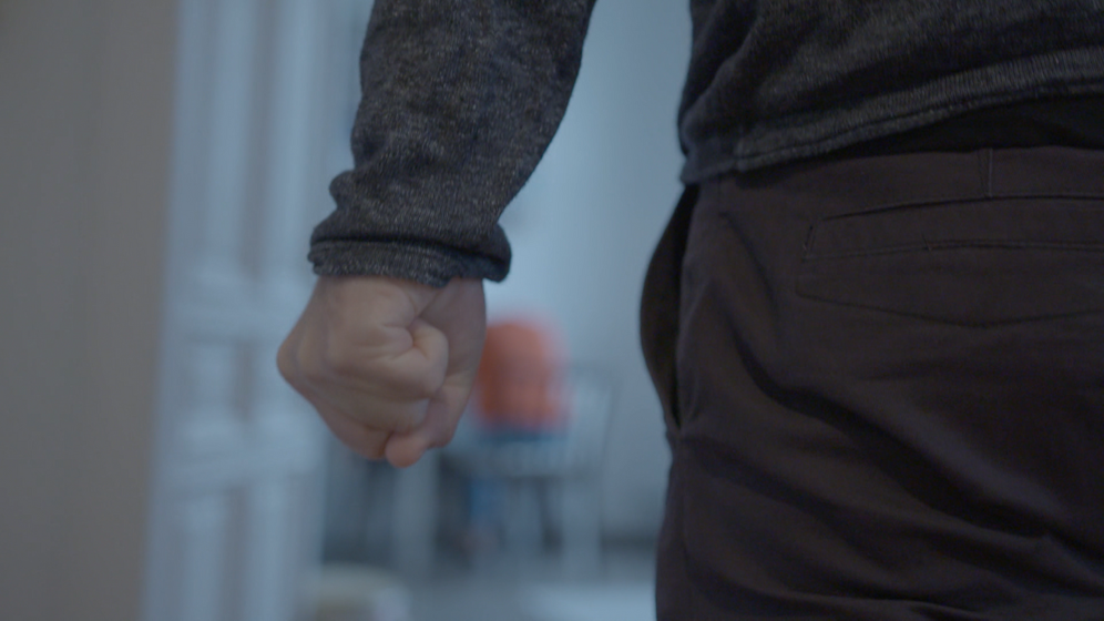 Eine Wienerin wurde Opfer häuslicher Gewalt und erzählt ihr berührendes Schicksal auf Puls24.