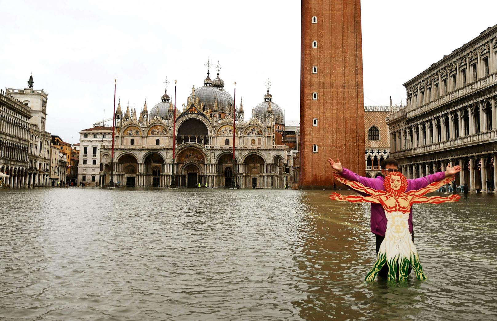 Weil das Dammsystem nicht rechtzeitig eingesetzt wurde, ist der Markusplatz in Venedig überschwemmt worden.