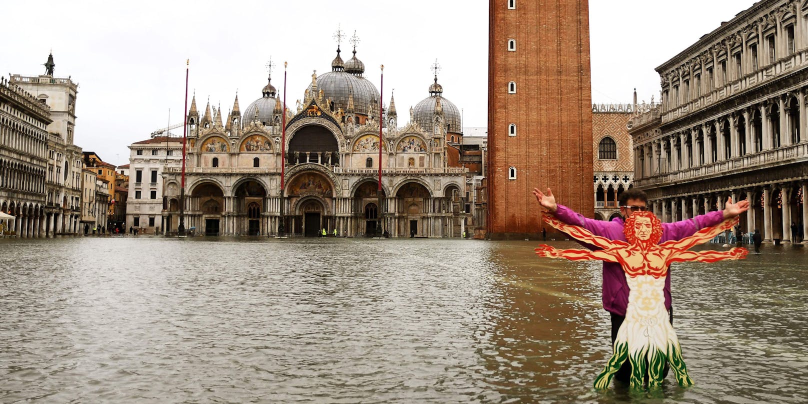 Venedig Hochwasser Markusplatz