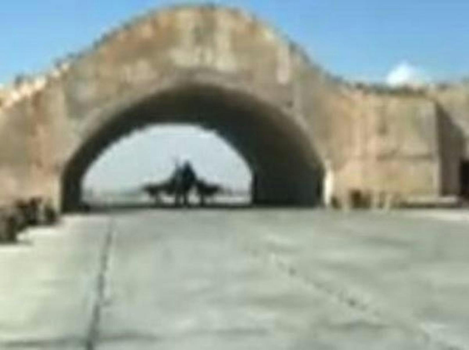 In dem Fernsehbeitrag waren mindestens zwei intakte Flugzeuge in Beton-Hangars zu sehen.