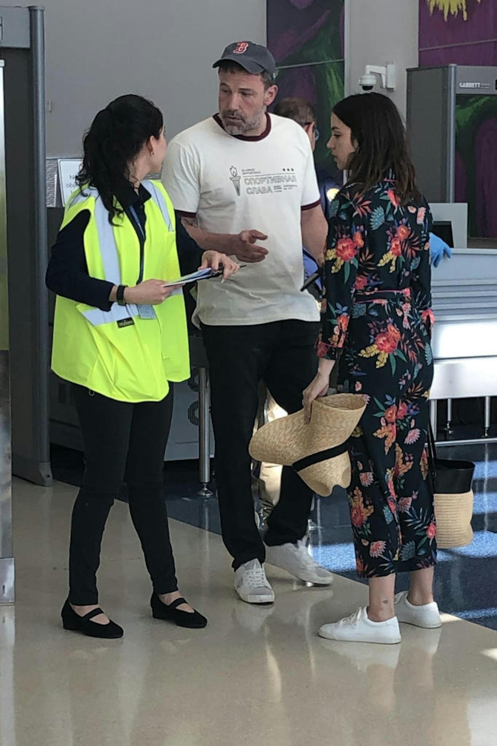 Mit der neuen Leibe in der Sonne turteln: Ben Affleck und Ana de Armas waren gemeinsam in Costa Rica. Dort erwischte sie ein Paparazzo am 7. März 2020 gemeinsam am Flughafen. Die beiden lernten sich am Filmset von "Deep Water" kennen.