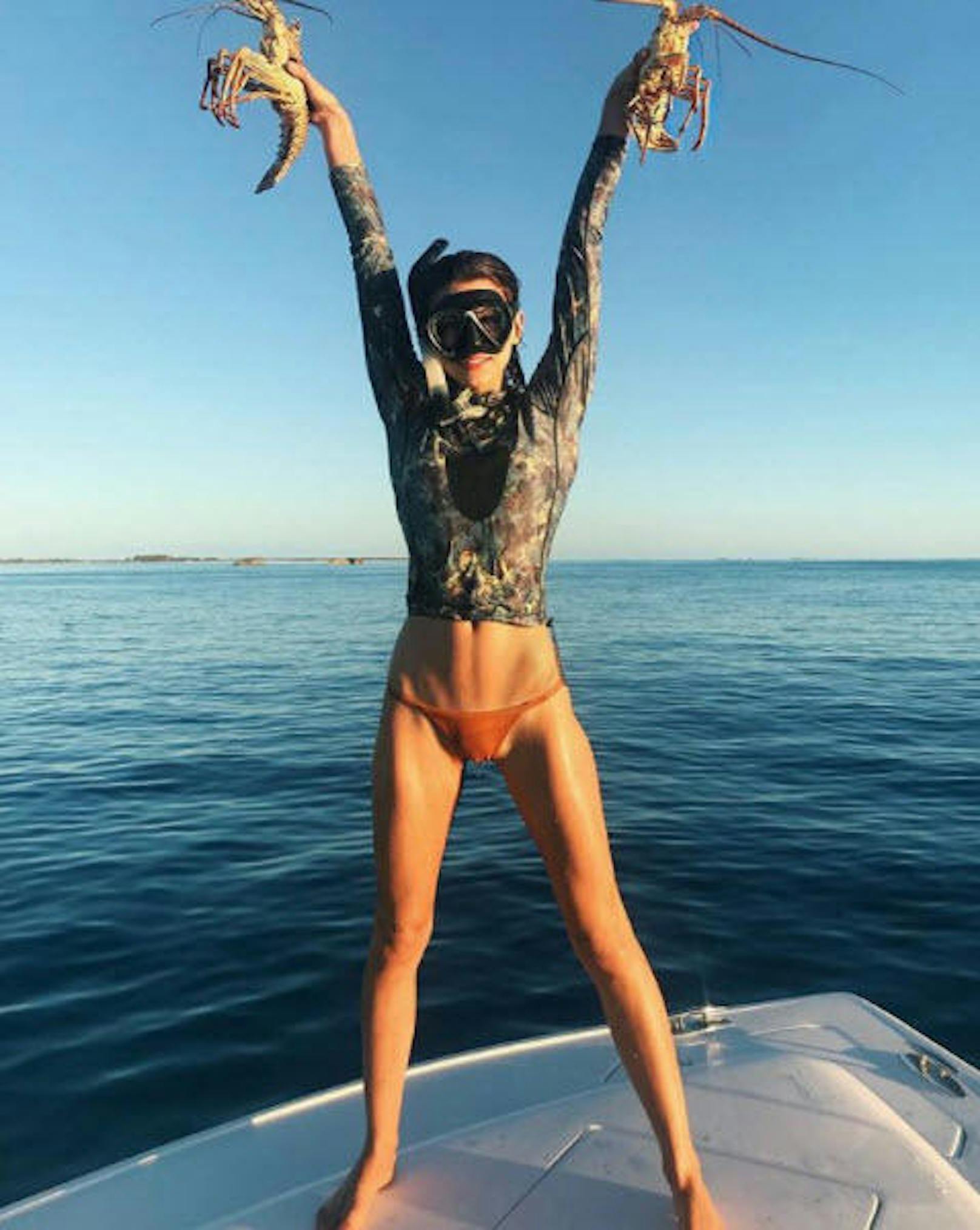 19.02.2018: Georgia Fowler verbrachte ein Wochenende mit drei Model-Freundinnen (u.a. Sara Sampaio) auf den Bahamas. Auf Instagram präsentiert sie ihren stolzen Schnorchel-Fang und ein knappes Bikini-Unterteil.