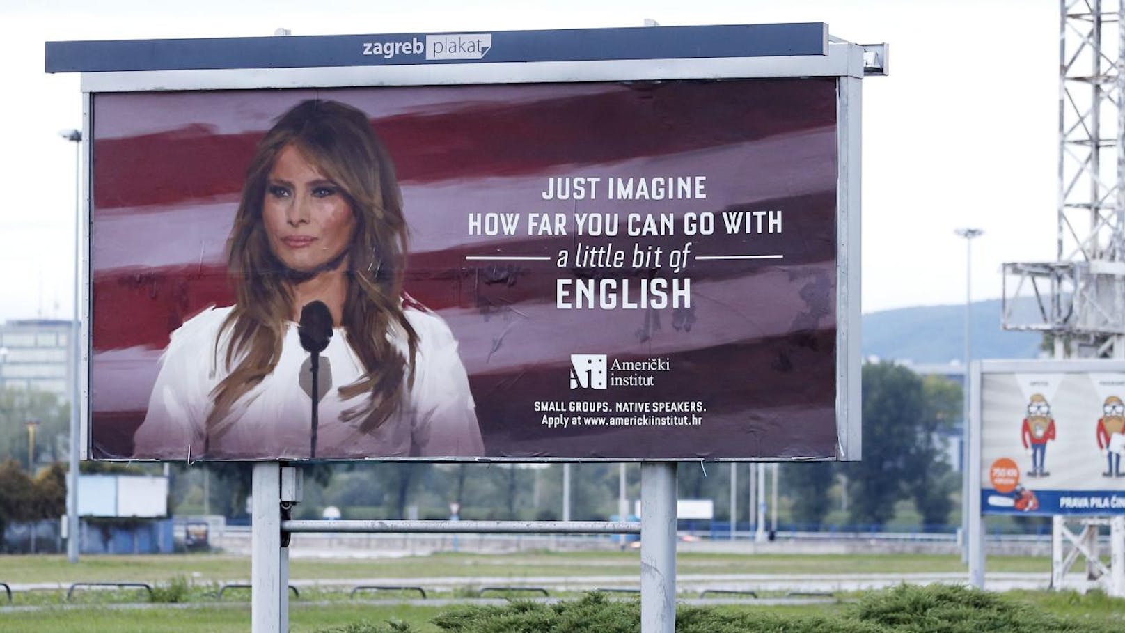 Spott: Eine Sprachschule wirbt mit "Stellen Sie sich vor, wie weit sie es mit einem kleinen bisschen Englisch bringen können." Dieses Plakat findet Melania gar nicht witzig.