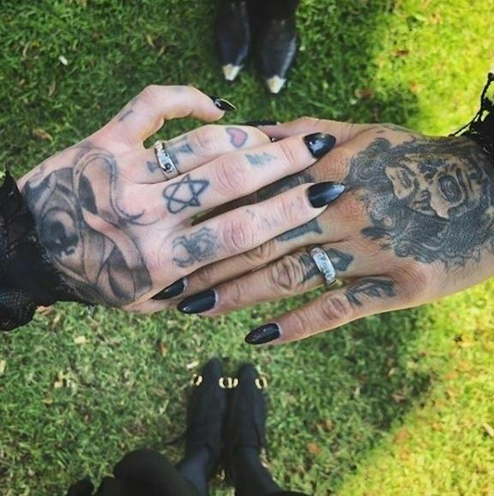 22.02.2018: Kat Von D hat geheiratet. Die Tattookünstlerin und ihr Freund, der Sänger der Band Prayers, gaben sich in Los Angeles das Ja-Wort. Wessen Hand ist wohl wessen?