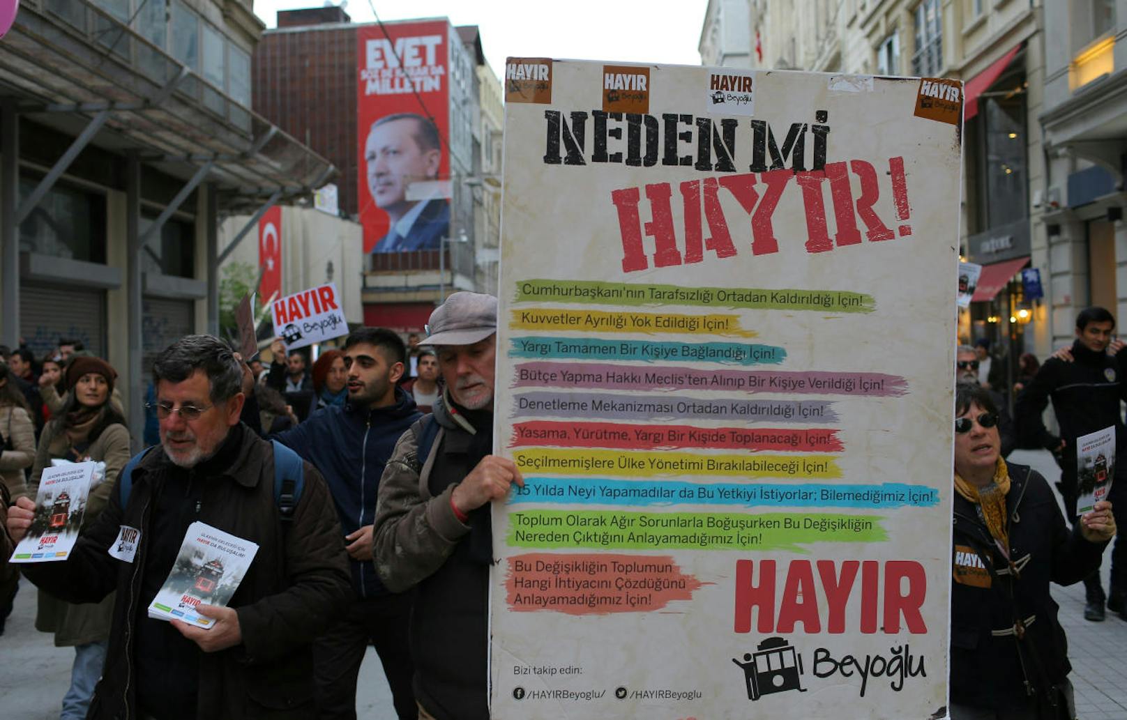 Ein UN-Gremium aus Menschenrechtsexperten hat der Türkei eine Verletzung des Rechts auf Arbeit und Bildung wegen Entlassungen unter einem Ausnahmezustand vorgeworfen.