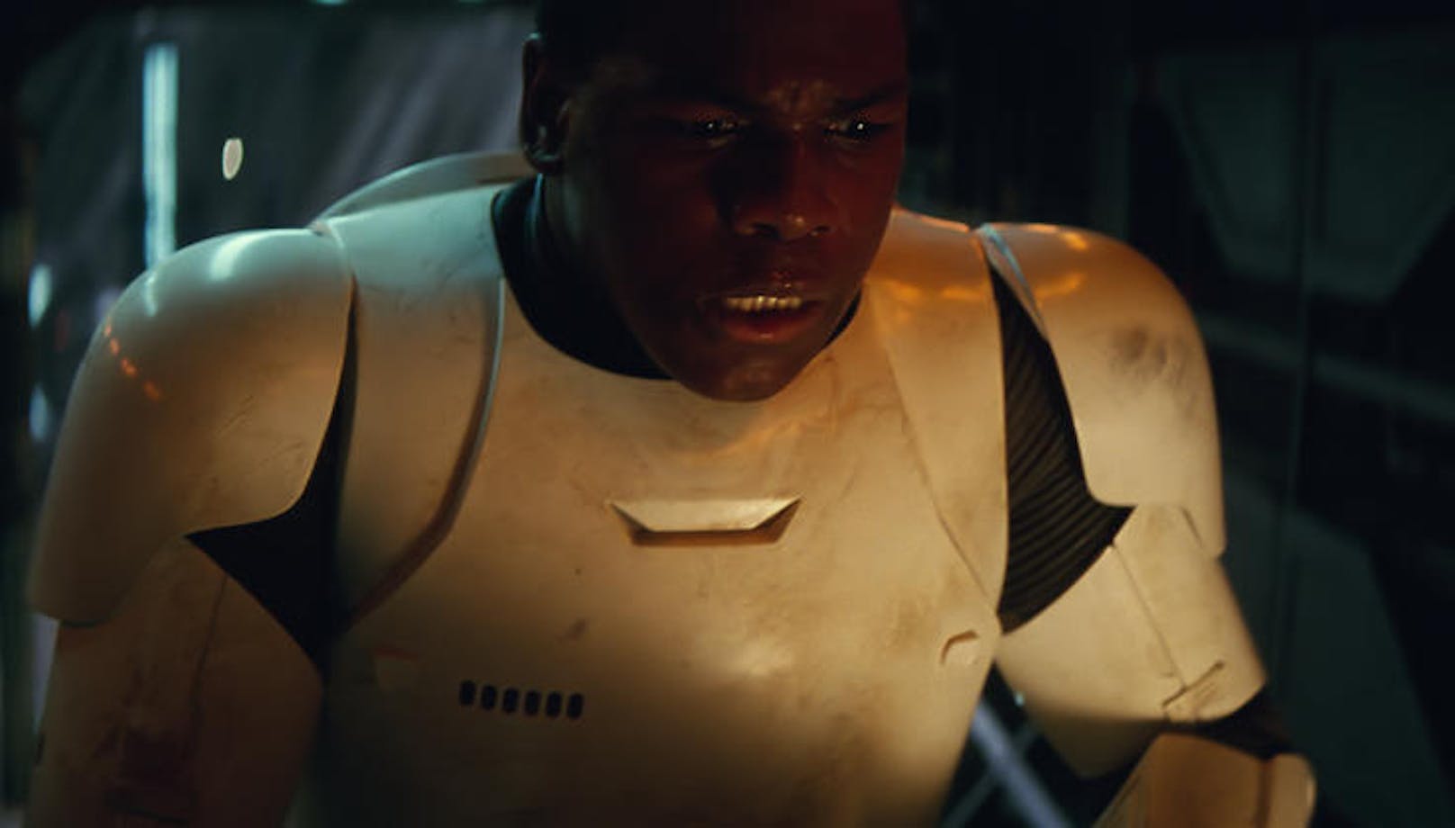 Finn (John Boyega) desertiert in "Star Wars Episode VII: Das Erwachen der Macht" von der First Order.