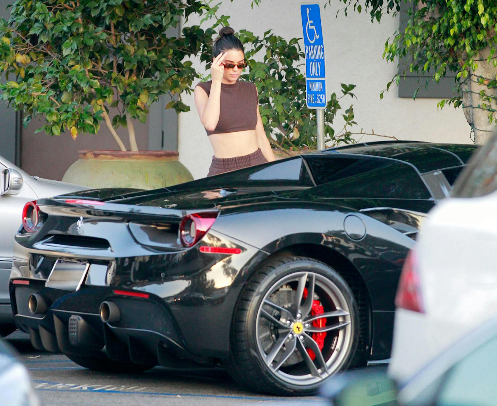 Versucht, sich vor den Paparazzi zu verstecken: Kendall Jenner parkt mit ihrem Ferrari am Behindertenparkplatz vor einem Sushi-Lokal in Bel Air.