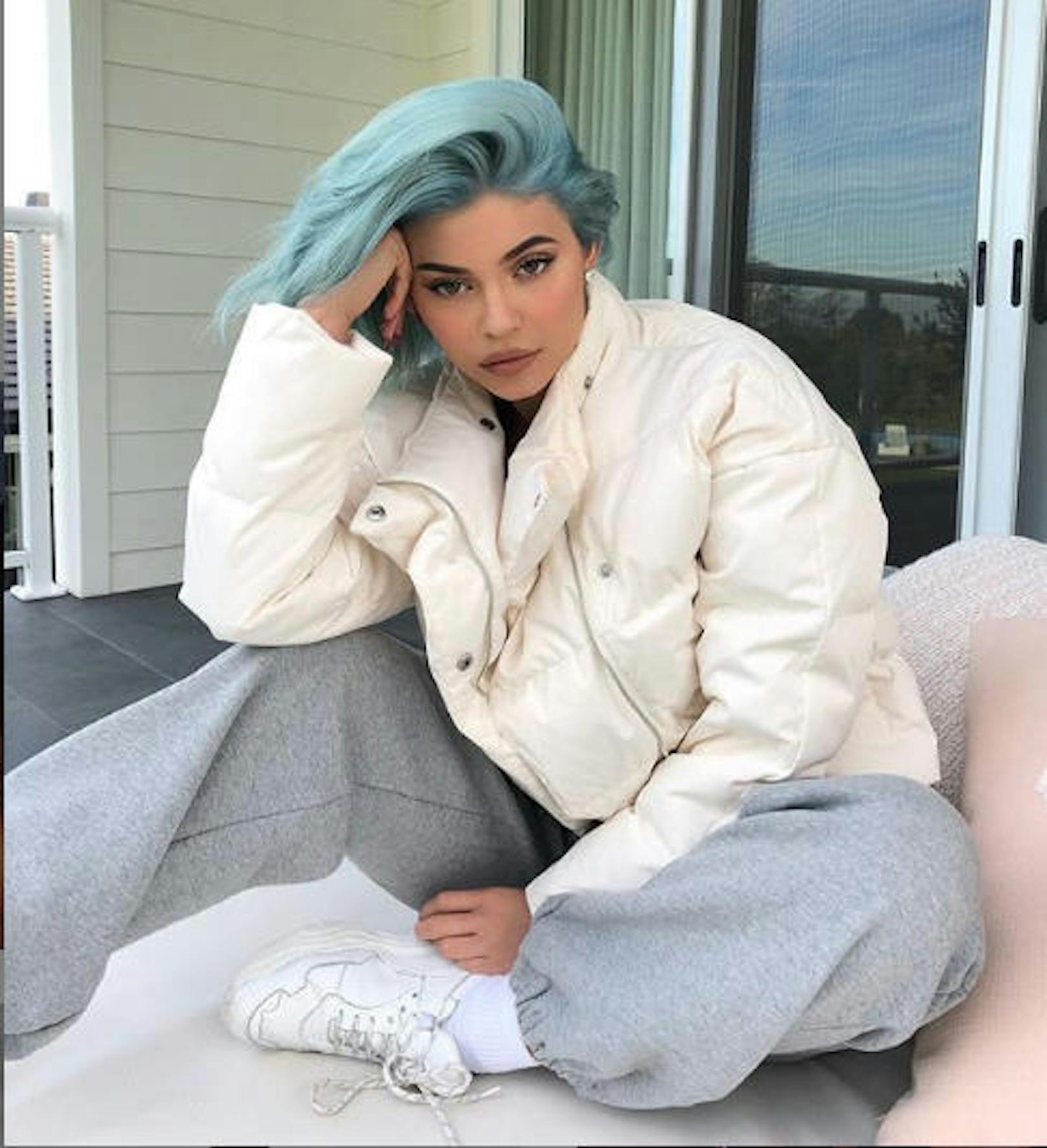 Als Schlumpfine ins Jahr 2019: Kylie Jenner hat sich zum Jahreswechsel die Haare blau gefärbt.