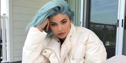 Als Schlumpfine ins Jahr 2019: Kylie Jenner hat sich zum Jahreswechsel die Haare blau gefärbt.