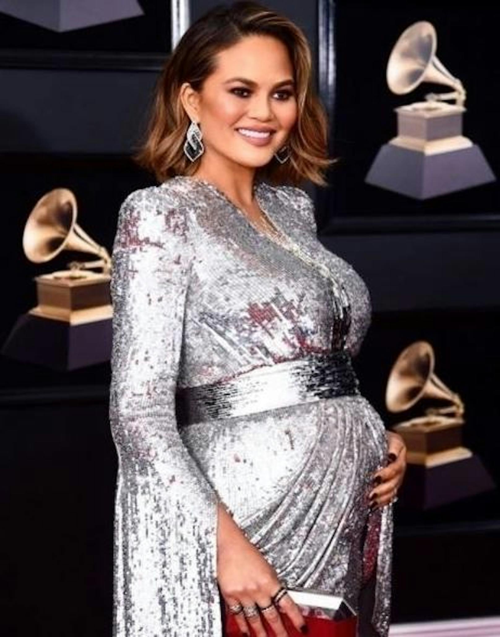 29.01.2019: "Mama and her baby boy" - Chrissy Teigen hat kurz nach der Grammy-Verleihung auf Instagram verraten, dass ihr zweites Kind ein Bub wird.