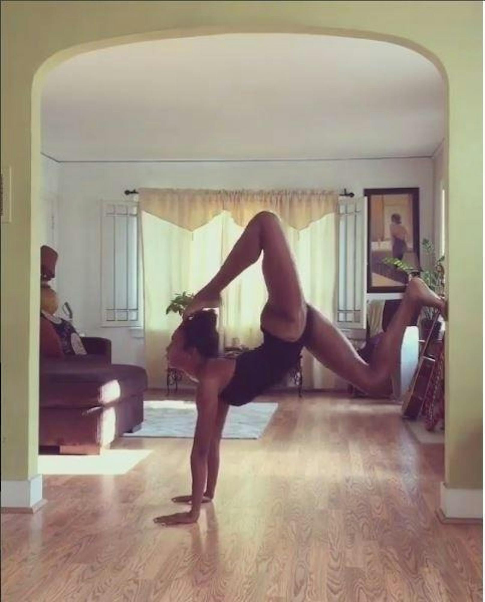 16.06.2017: Naomi Campbell zeigt in ihrem neuesten Instagram-Video, wie beweglich sie ist.