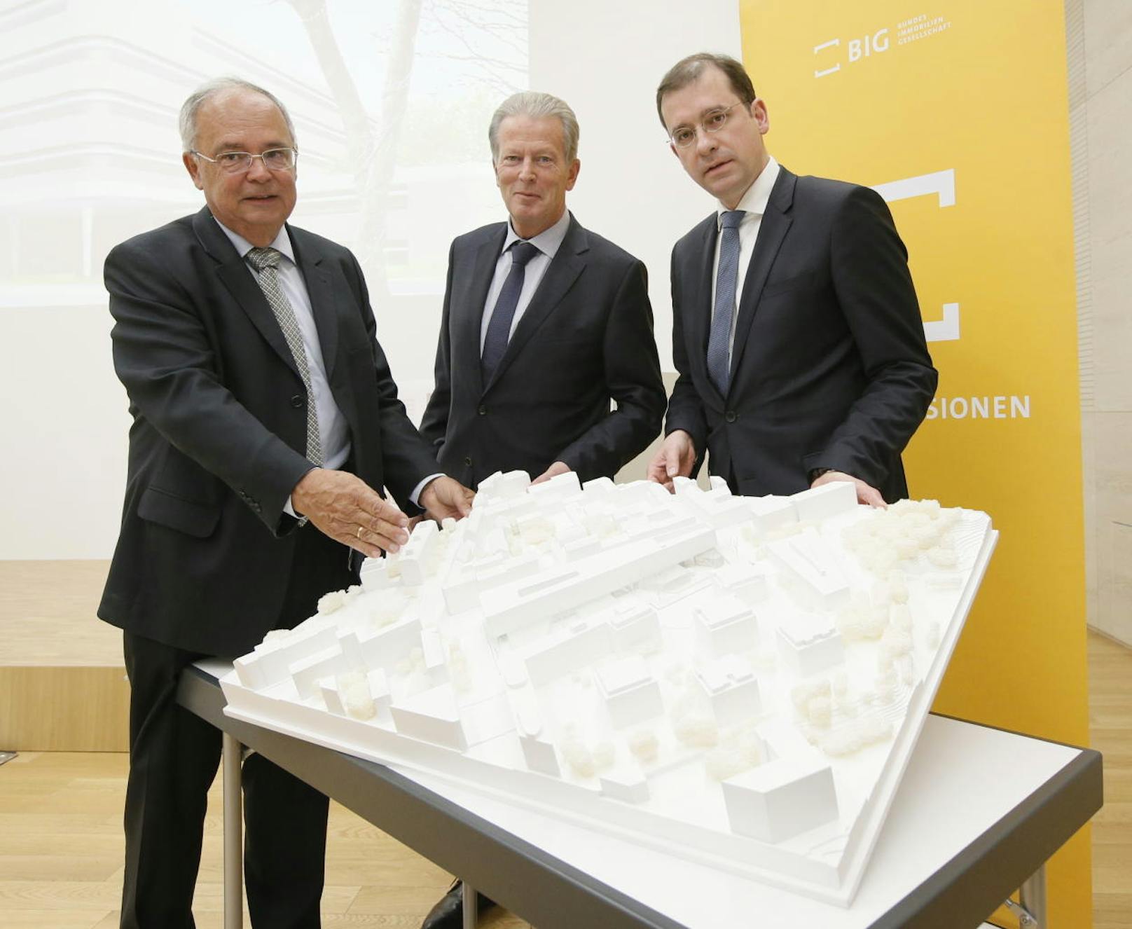 Rektor Heinz W. Engl (li.) mit Bundesminister Reinhold Mitterlehner (Mitte) und BIG-Geschäftsführer Hans-Peter Weiss mit dem Modell des Biologiezentrums.