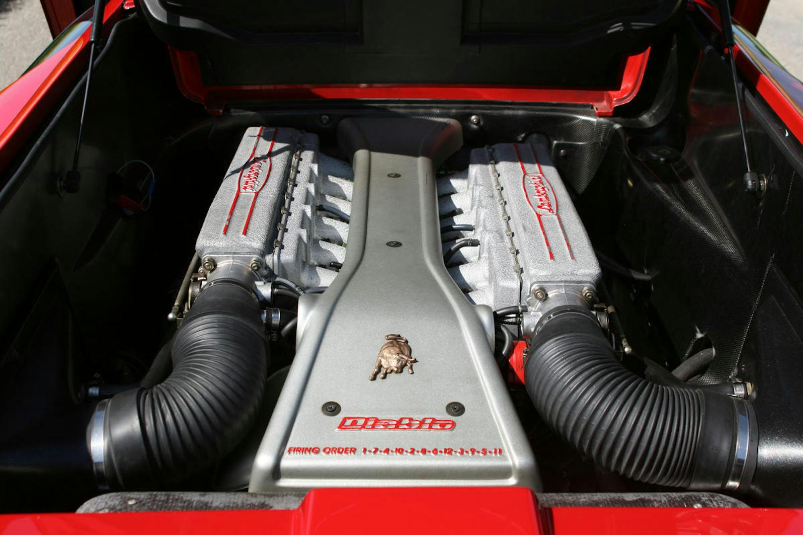 Riesiger V12 Motor mit üppig Leistung (und Wärmeentwicklung).