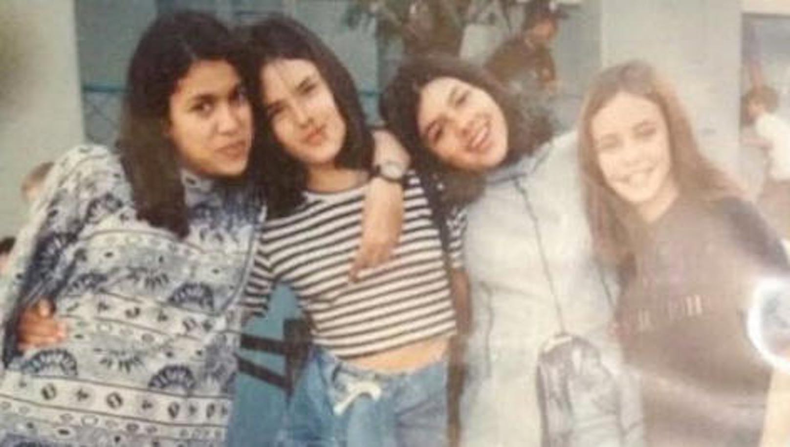 7.10.2017: Adriana Lima präsentiert auf Instagram ein Teenager-Foto von sich (2. v. li.). 