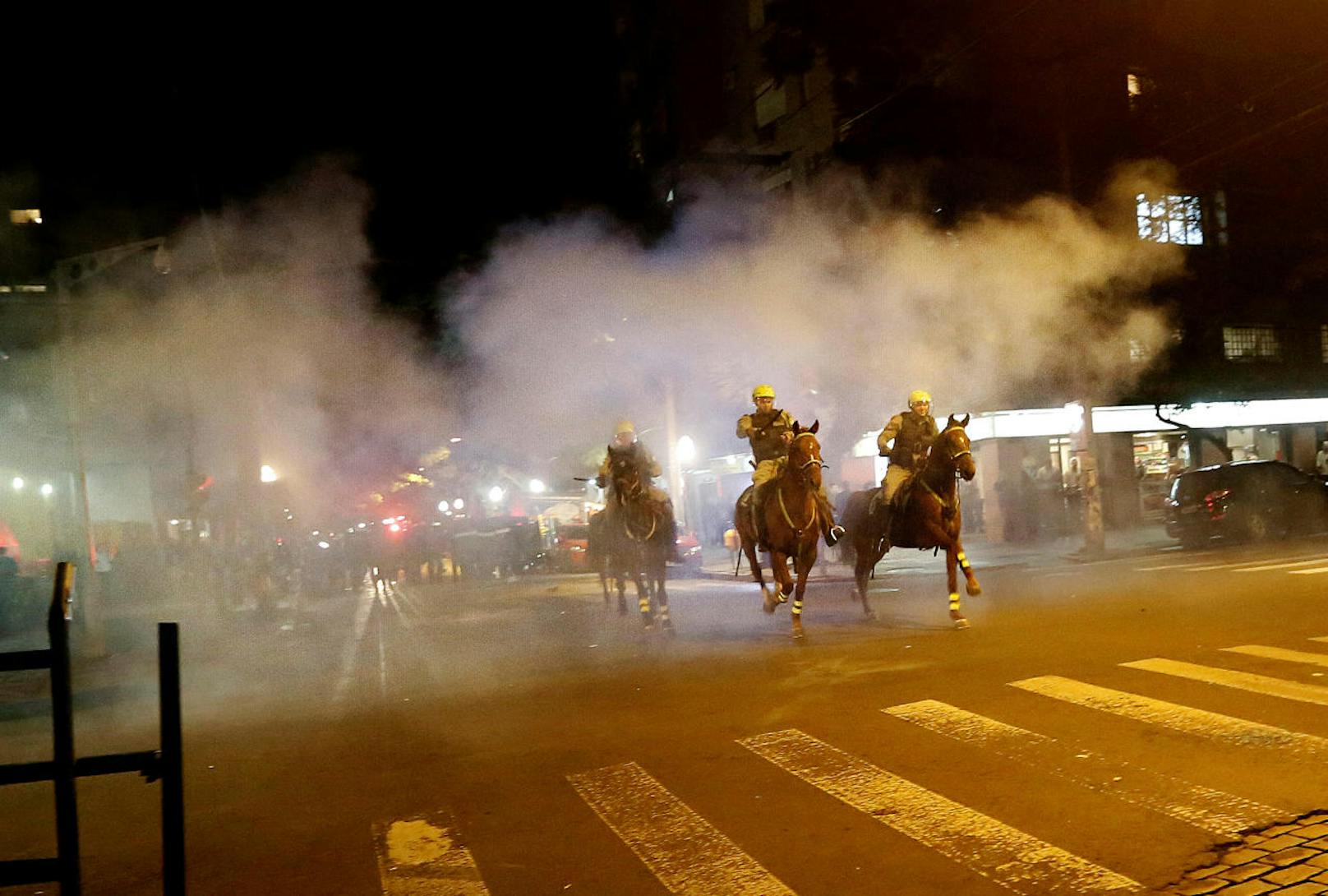 Die brasilianische Polizei im Einsatz bei Demonstrationen gegen die Amtsenthebung von Präsidentin  Dilma Rousseff in Porto Alegre.