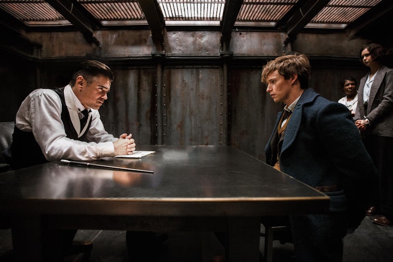 Colin Farrell (li.) und Eddie Redmayne in "Phantastische Tierwesen und wo sie zu finden sind"
