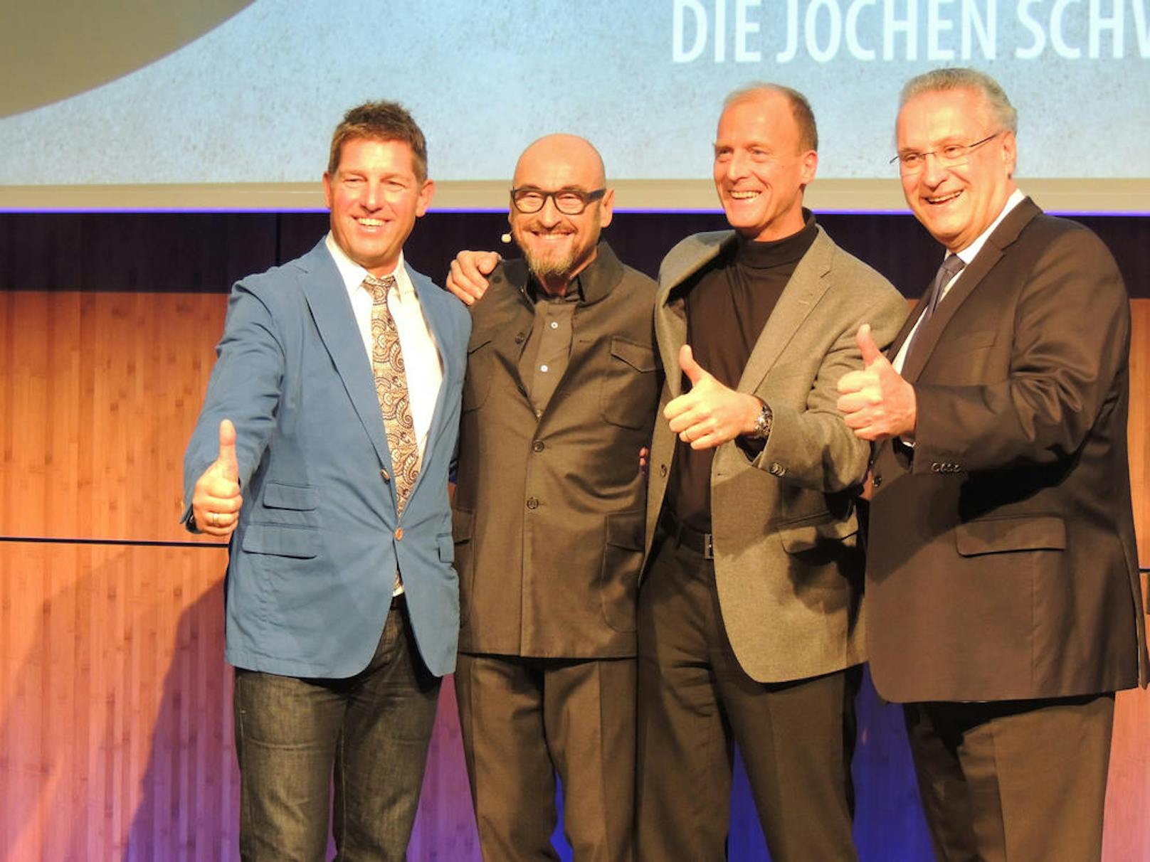 Jochen Schweizer (2. von links) mit dem Taufkirchner Bürgermeister Ullrich Sander, Airbus-Chef Tom Enders und Staatsminister Joachim Herrmann (von links nach rechts)