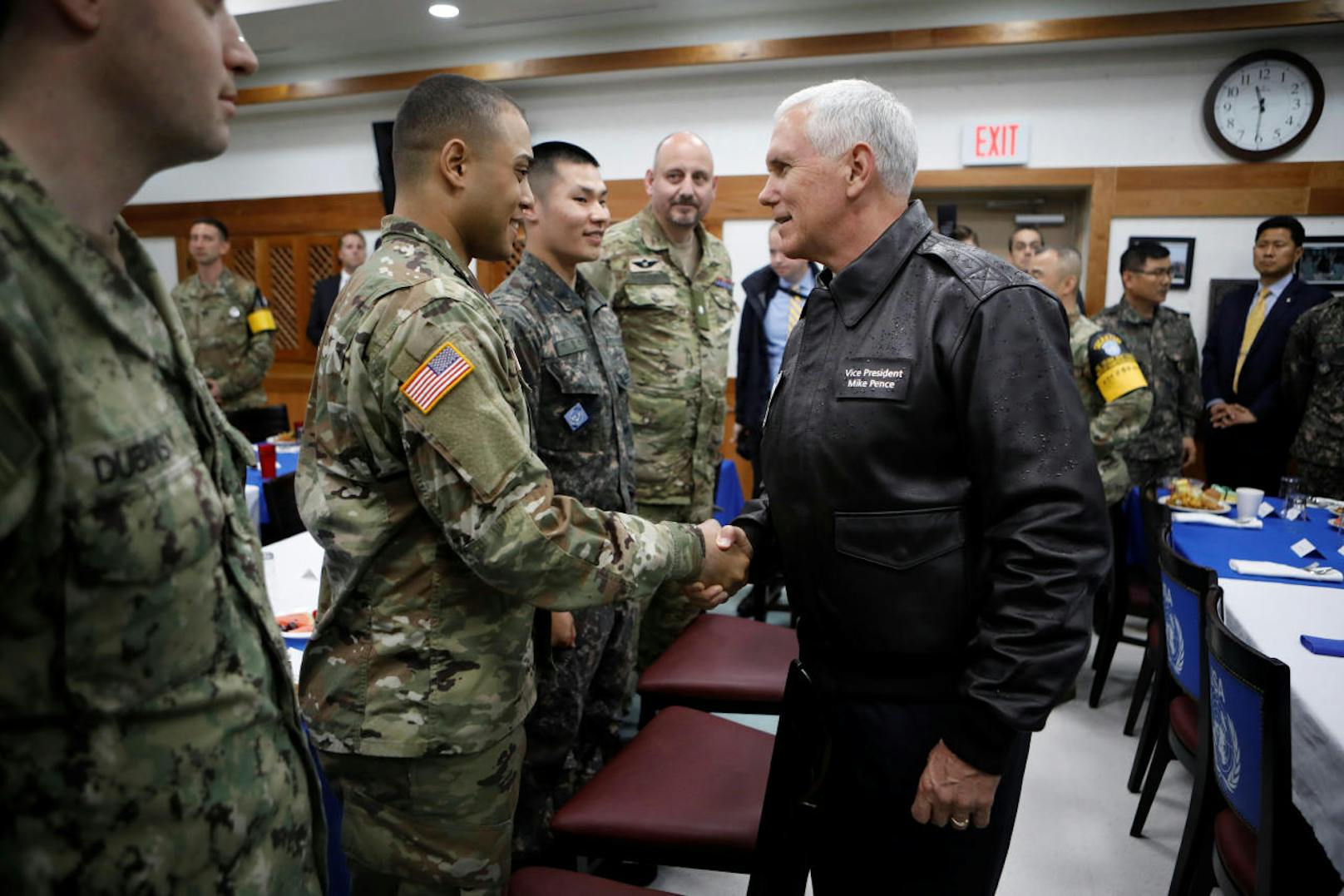 Shakehands mit südkoreanischen und US-amerikanischen Soldaten