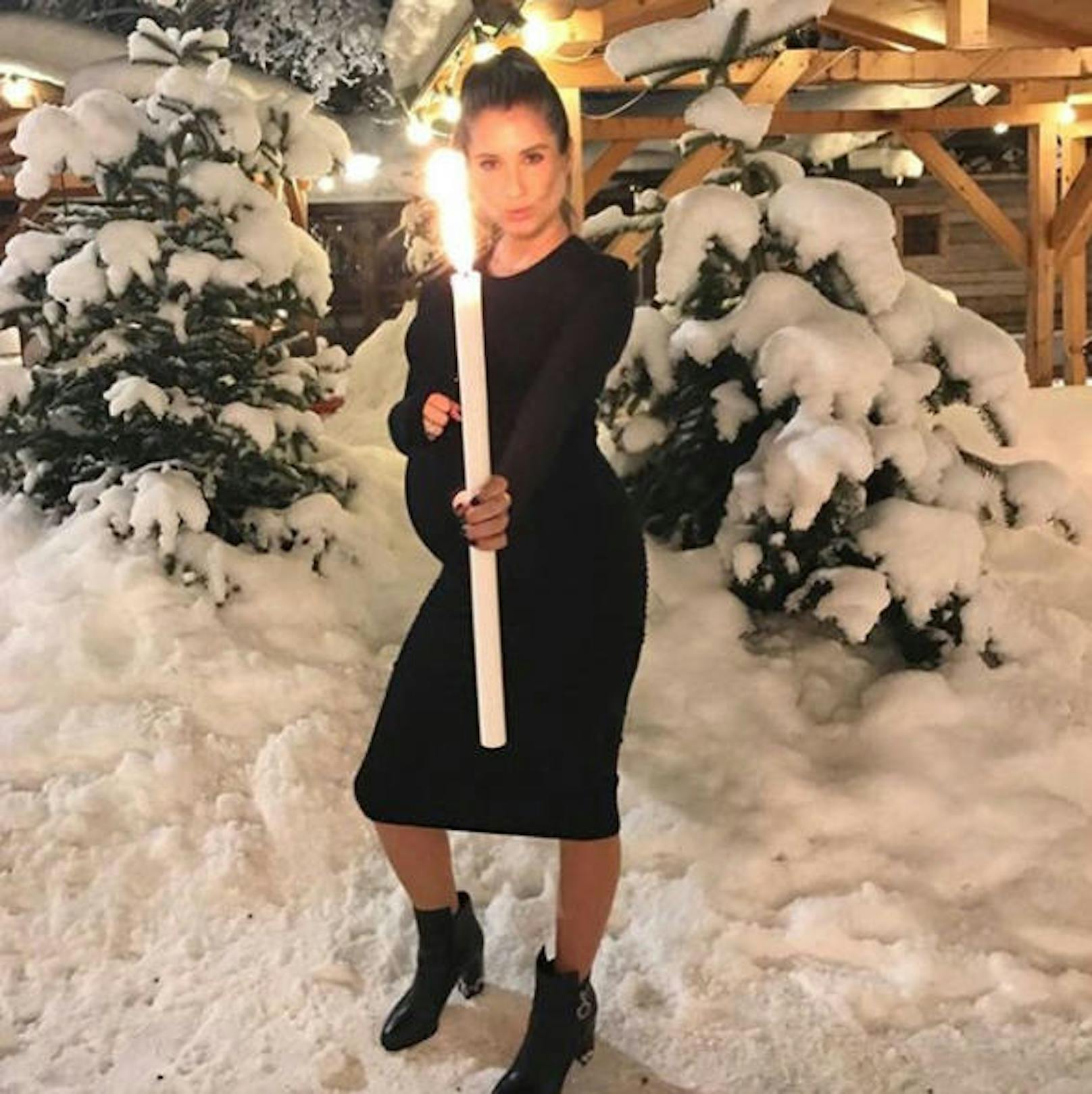 30.12.2017: Die hochschwangere Cathy Hummels (29) steht mit einer riesigen Kerze im Schnee. "Mother of Fire" nennt sie sich auf diesem Instagram-Foto.