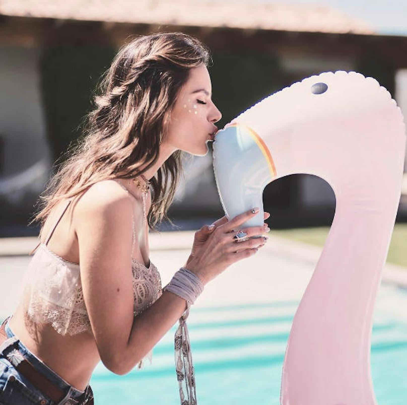 21.04.2017: Wenn ein Engerl einen Schwan küsst...
"Victoria's Secret"-Model Alessandra Ambrosio postete diesen Schnappschuss und schreibt dazu "Angel's best friends".
