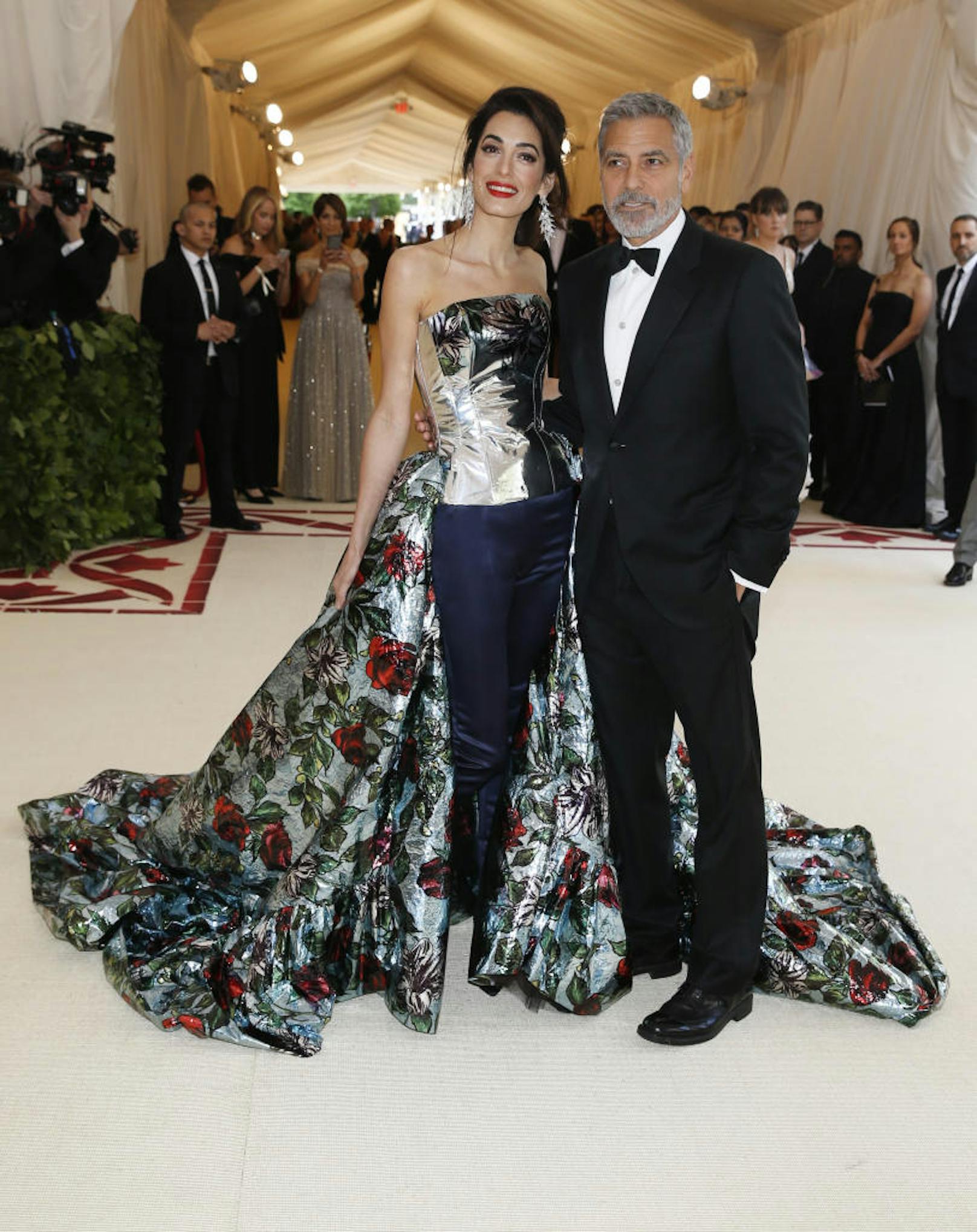 George und Amal bei der Met Gala 2018. Die Moderedakteure gingen vor Begeisterung vor Amal auf die Knie für ihre Kleiderwahl.