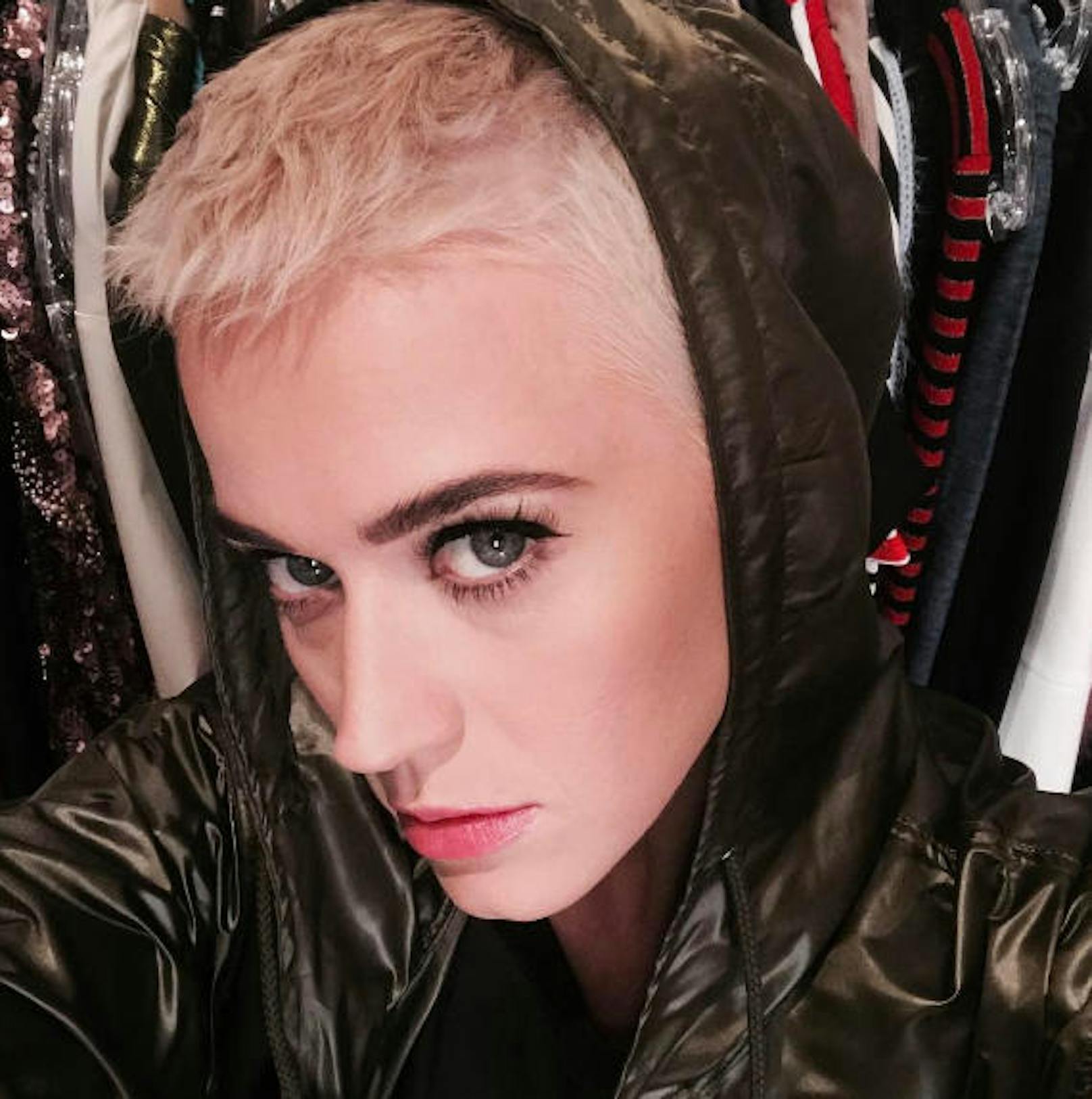 11.04.2017: Katy Perry schockt ihre Fans mit einer Style-Veränderung. Die 32-jährige Sängerin postete auf Instagram ein Bild, das sie mit einem platinblonden Kurzhaarschnitt zeigt.