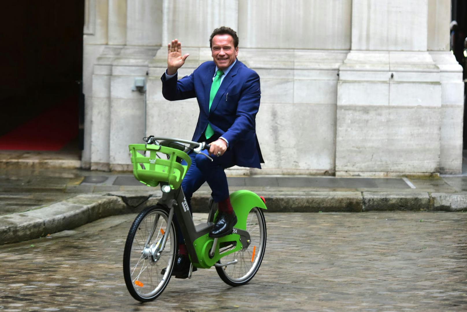Arnold Schwarzenegger radelt durch Paris 2017.
