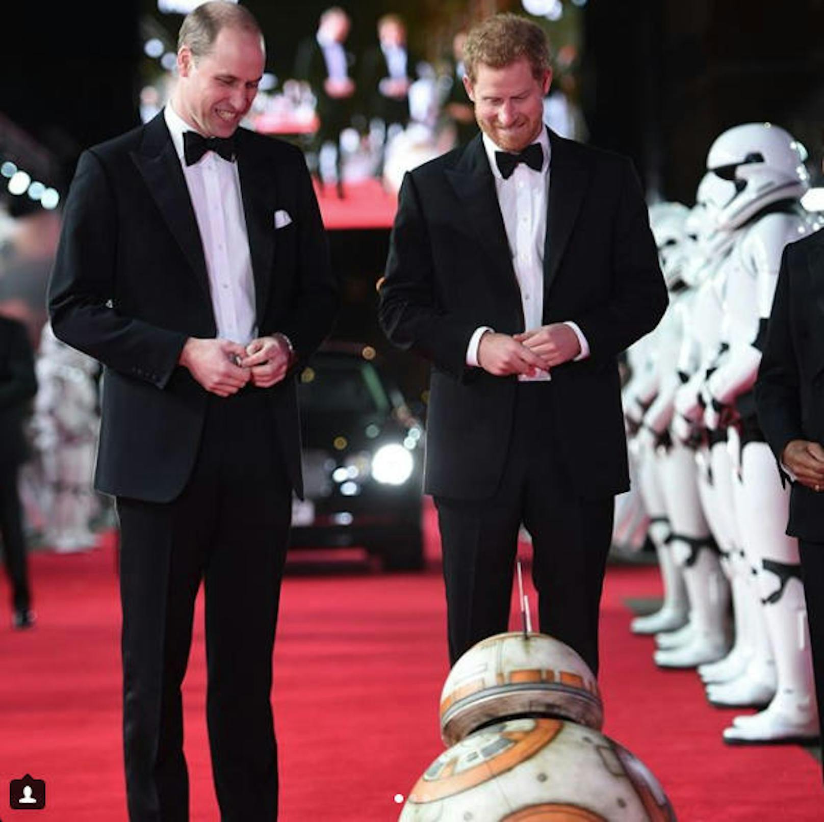 12.12.2017: Die Macht ist mit ihnen: Prinz William und Prinz Harry am Red Carpet mit BB-8 bei der "Star Wars: The last Jedi"-Premiere in London.