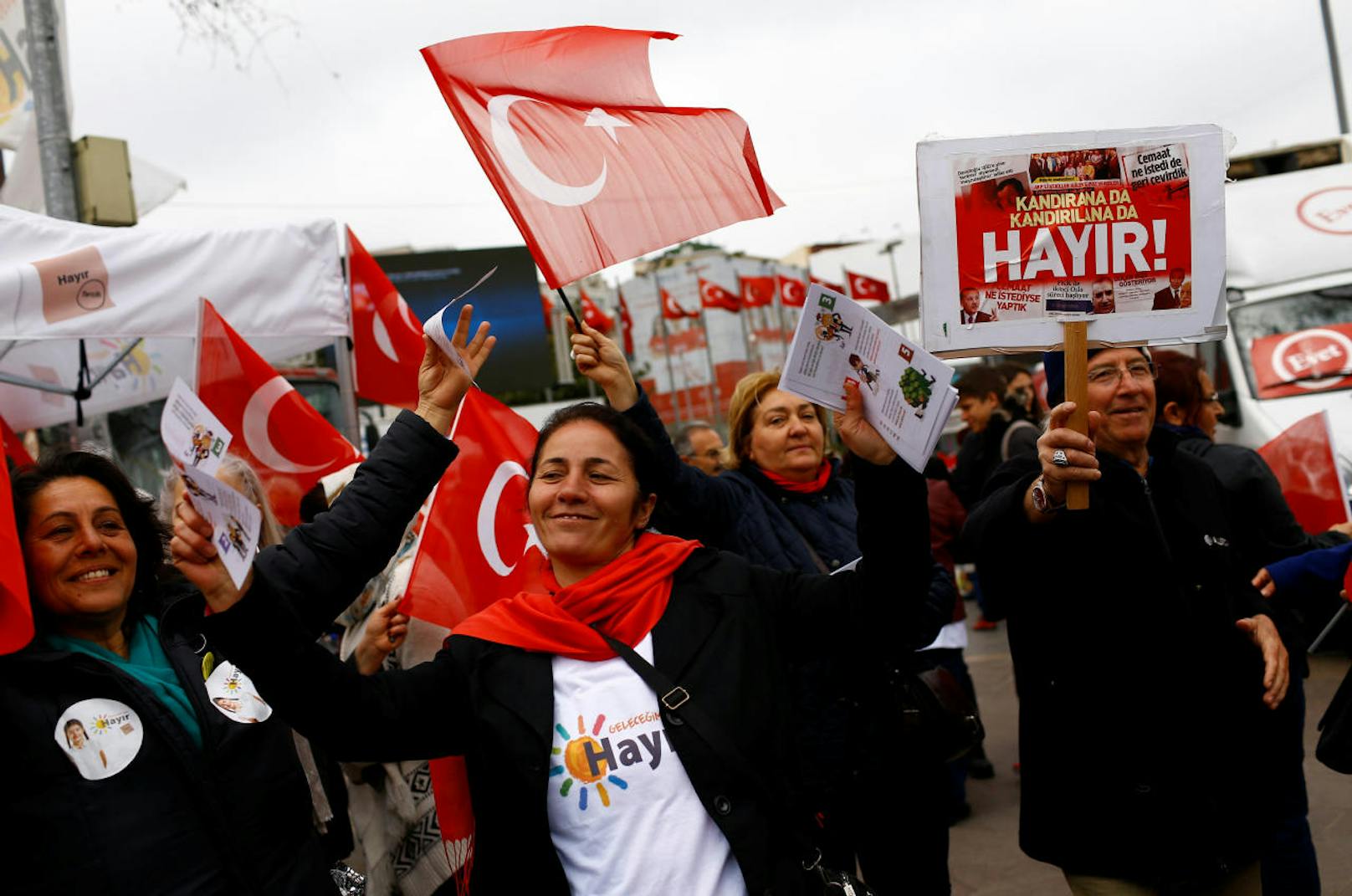 Die Gegner der Verfassungsänderung in der Türkei sind bei ihrem Wahlkampf laut OSZE-Wahlbeobachtern erheblichen Behinderungen ausgesetzt.