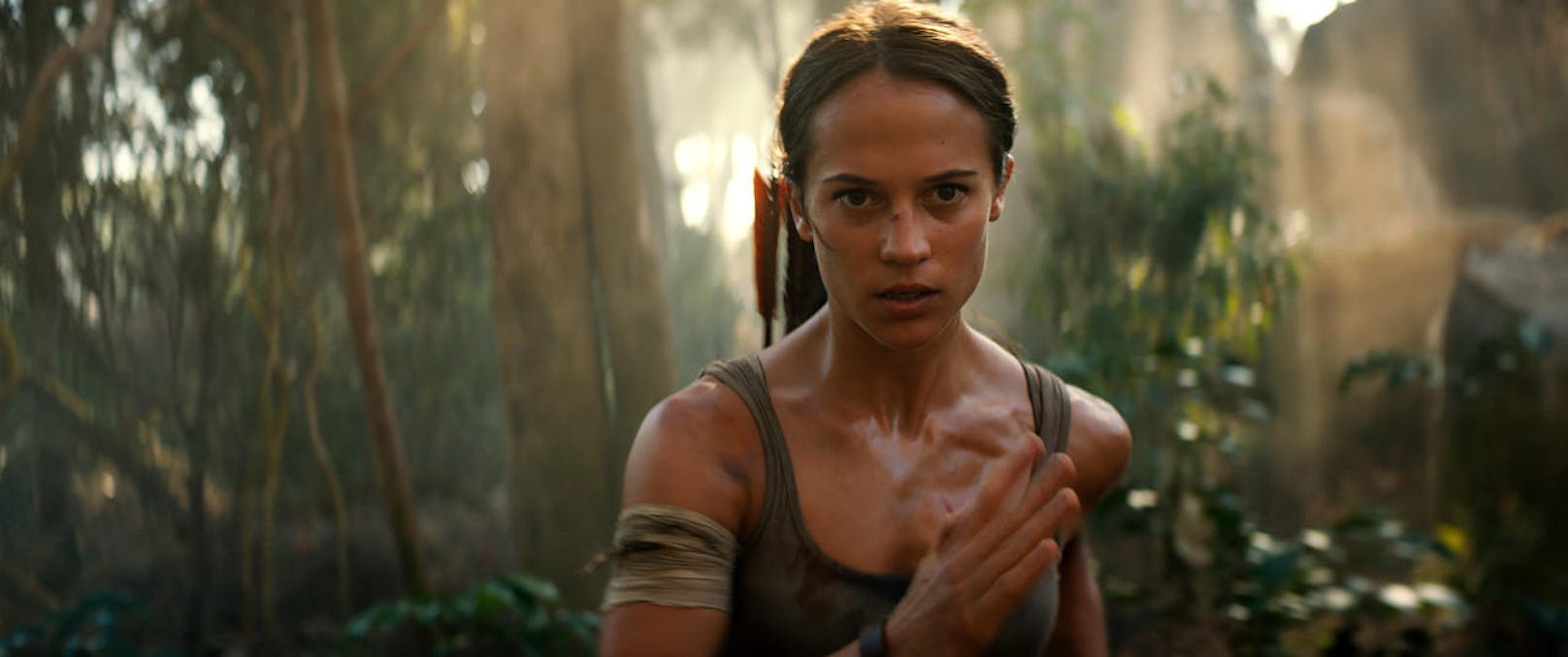 Lara Croft (Alicia Vikander) sagt den Söldnern den Kampf an. 