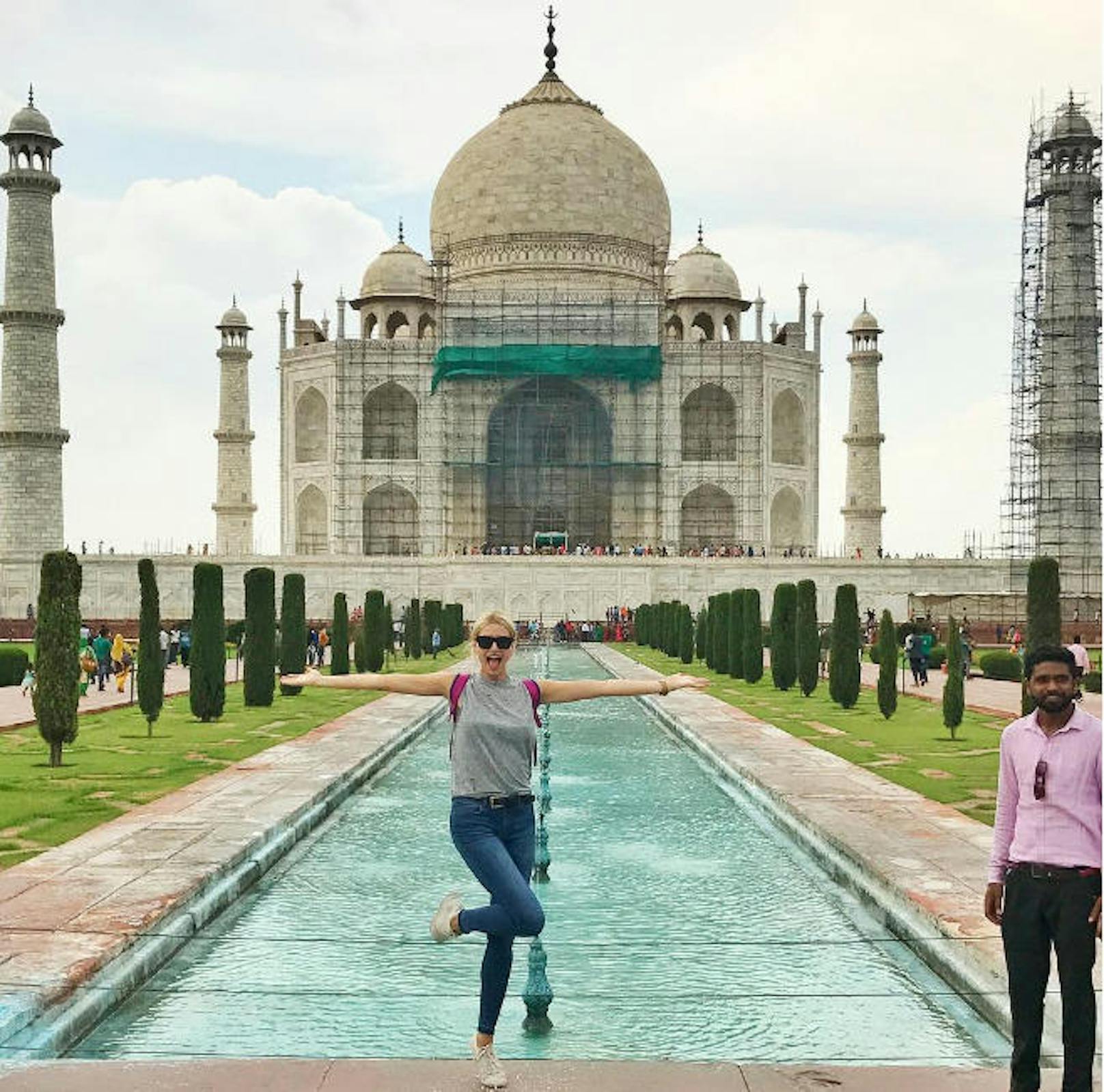 19.07.2017: Model Lena Gercke freut sich darüber, endlich einen Punkt auf ihrer Bucketlist abhaken zu können. "Ich sehe wie der ärgste Tourist aus, aber das ist mir egal, ich habe eines der sieben Weltwunder gesehen", schreibt die hübsche Blondine zu einem Foto, das sie vor dem Taj Mahal in Indien zeigt.