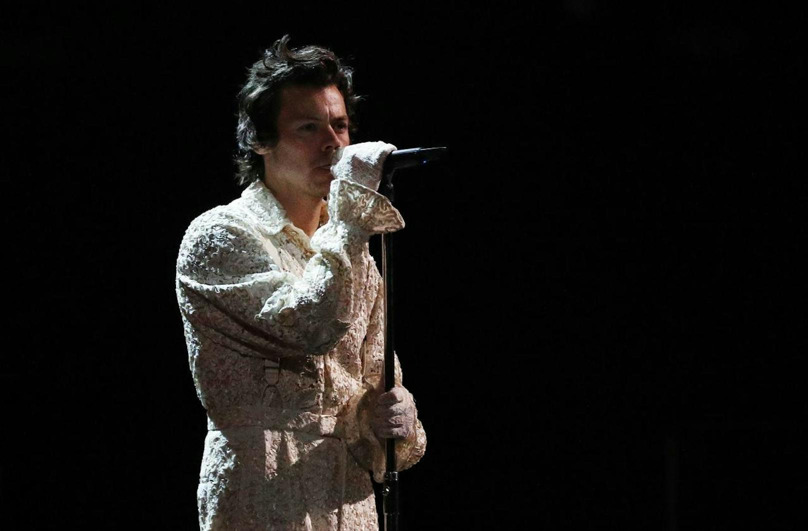 Zwar ging <b>Harry Styles </b>bei den Brit Awards 2020 leer aus, sorgte aber mit seiner Ballade "Falling" für einen der emotionalsten Auftritte.