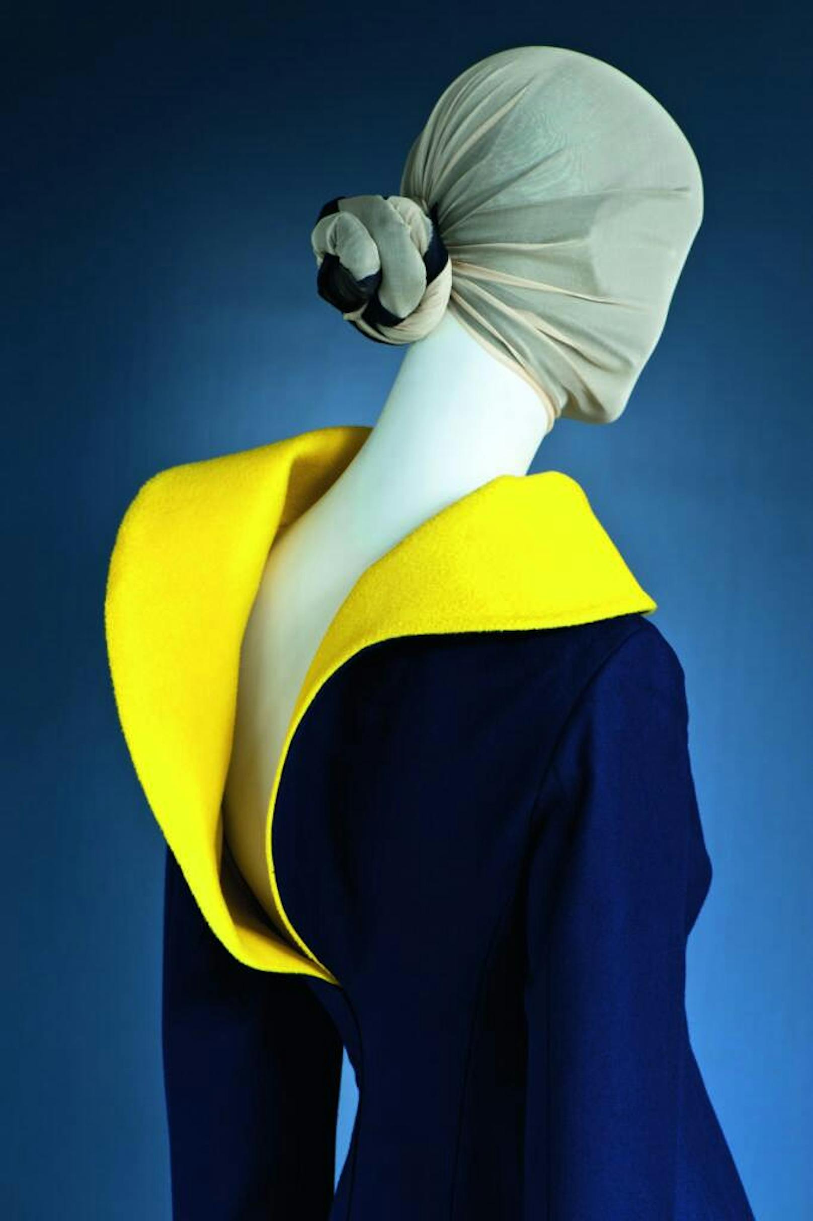 Raf Jan Henri Simons, Hosenanzug 

Buch 
Fashion - Aus der Kostüm- und Modesammlung der Universität für angewandte Kunst Wien

Credit: Christin Losta