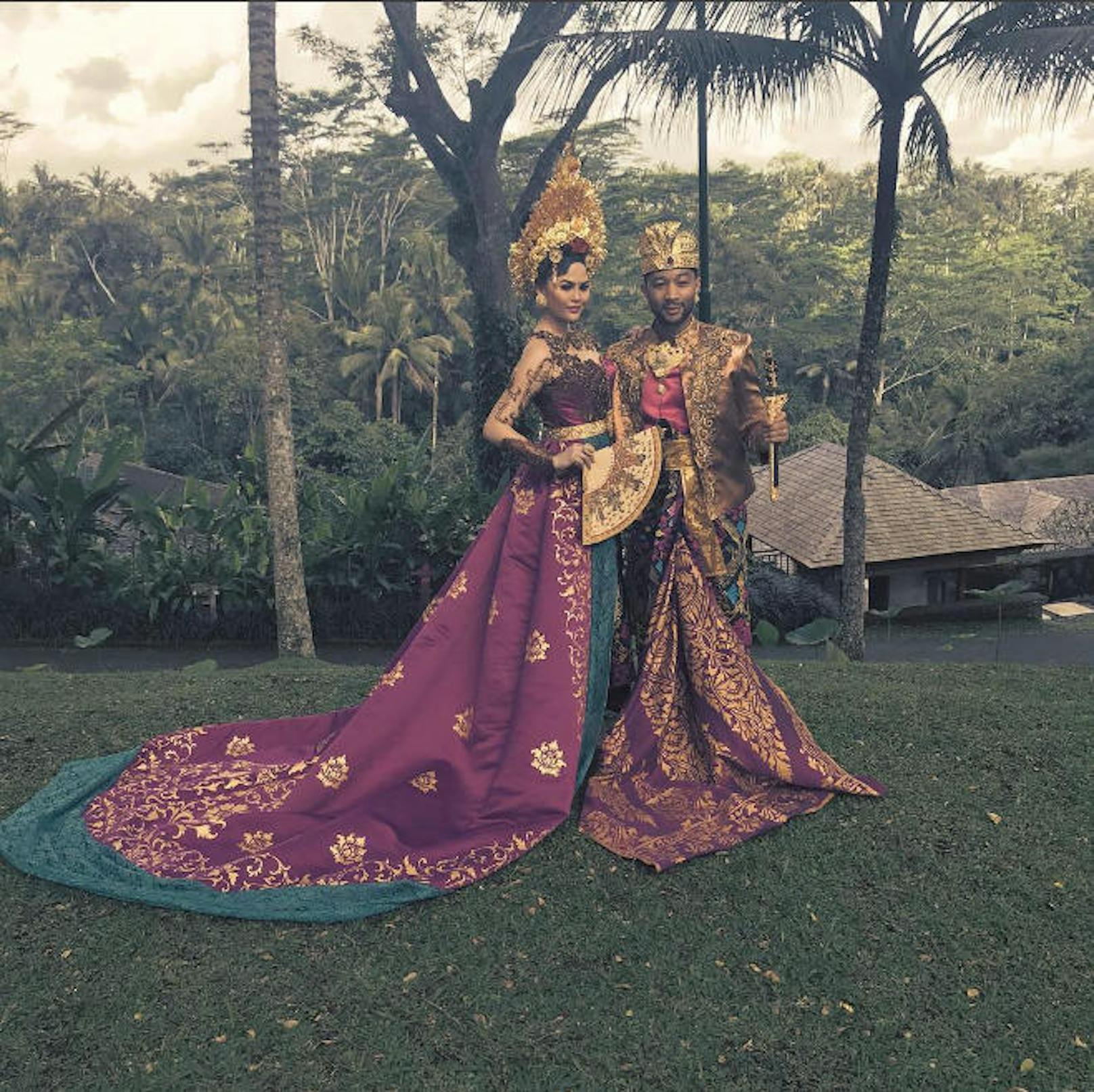 16.07.2017: Chrissy Teigen und John Legend urlauben auf Bali und durften dort im traditionellen Outfit für ein paar Fotos posieren.