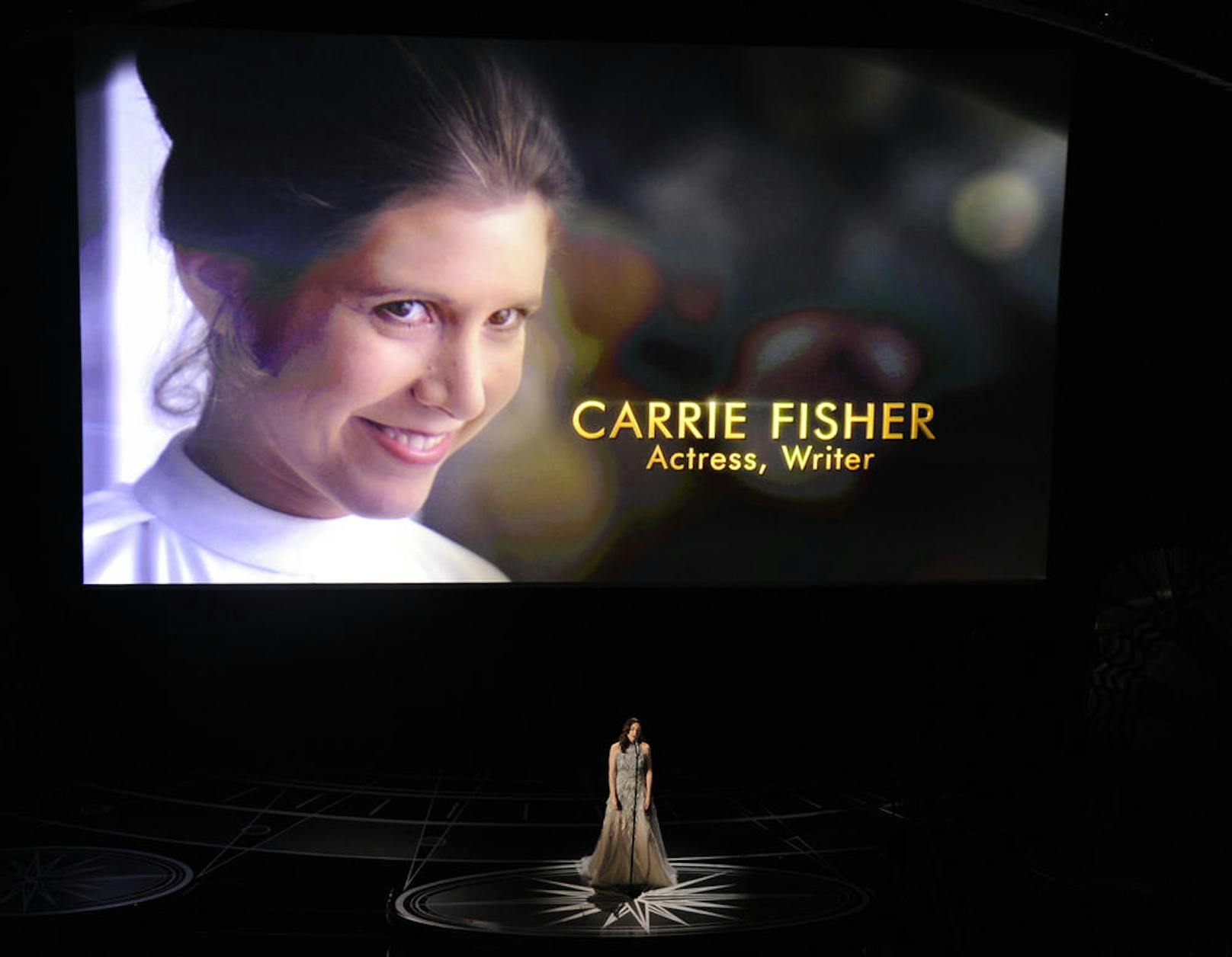 Der im Dezember 2016 verstorbenen Schauspielerin Carrie Fisher wurde im Rahmen der Oscars 2017 gedacht.