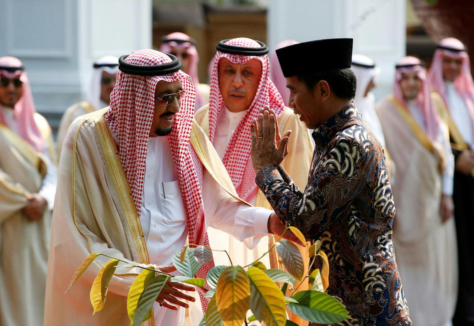 02.03.2017: Saudi-König auf Asien-Tour:
Der 81-jährige saudische König Salman ibn Abd Al-Asis hat seine pompöse Asien-Tour in Malaysia und Indonesien begonnen. Seine vielbeachtete Reise wird ihn auch nach Bali, China, Japan und die Malediven führen.