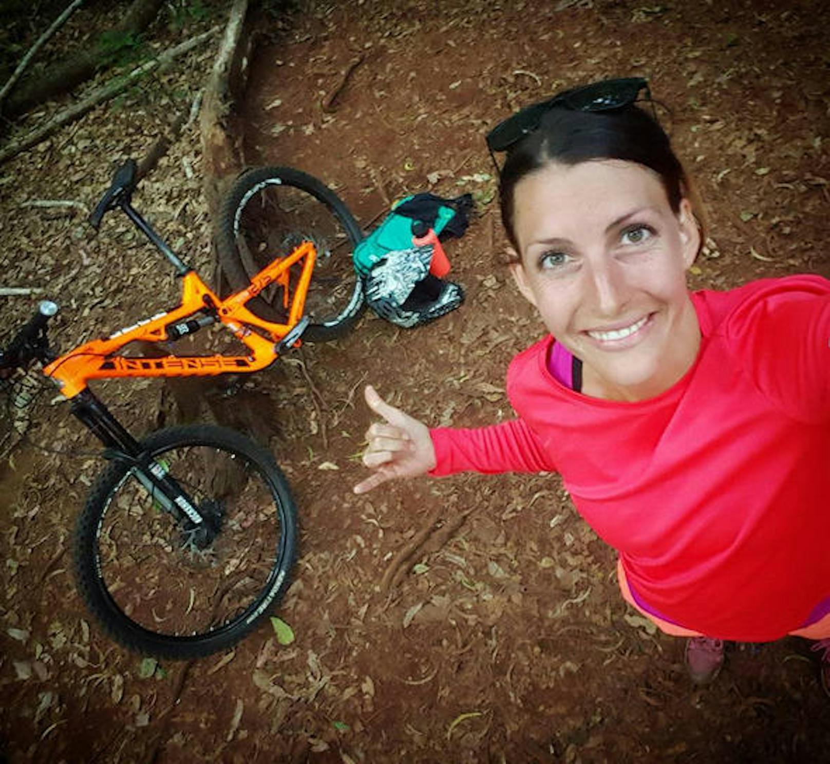 Skeleton-Ass <b>Janine Flock</b> steigt in der warmen Jahreszeit aufs Mountainbike um.
