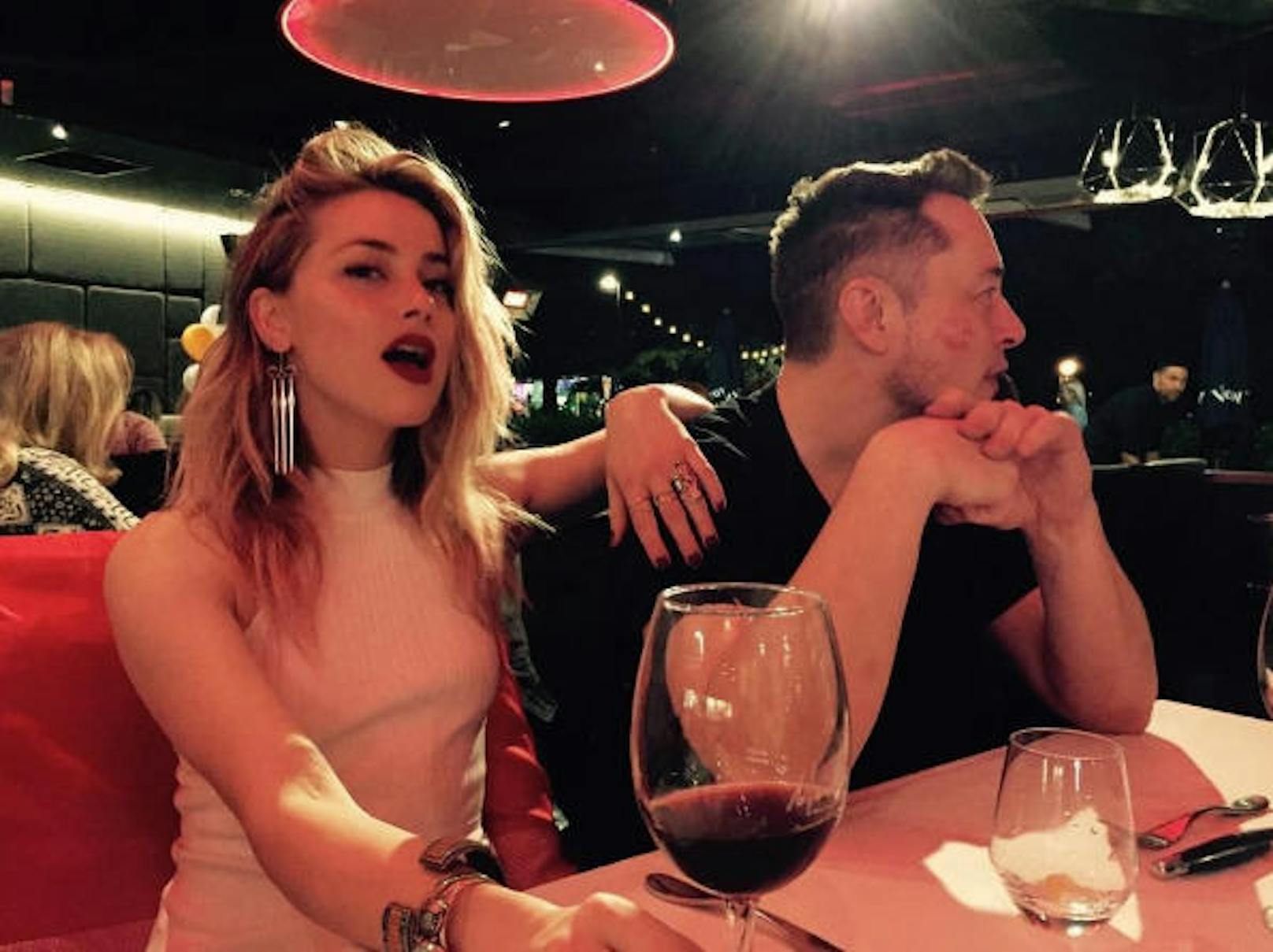 24.04.2017: Schauspielerin und Johnny-Depp-Exfrau Amber Heard zeigt auf Instagram ihren Neuen: Tesla-Unternehmer Elon Musk.