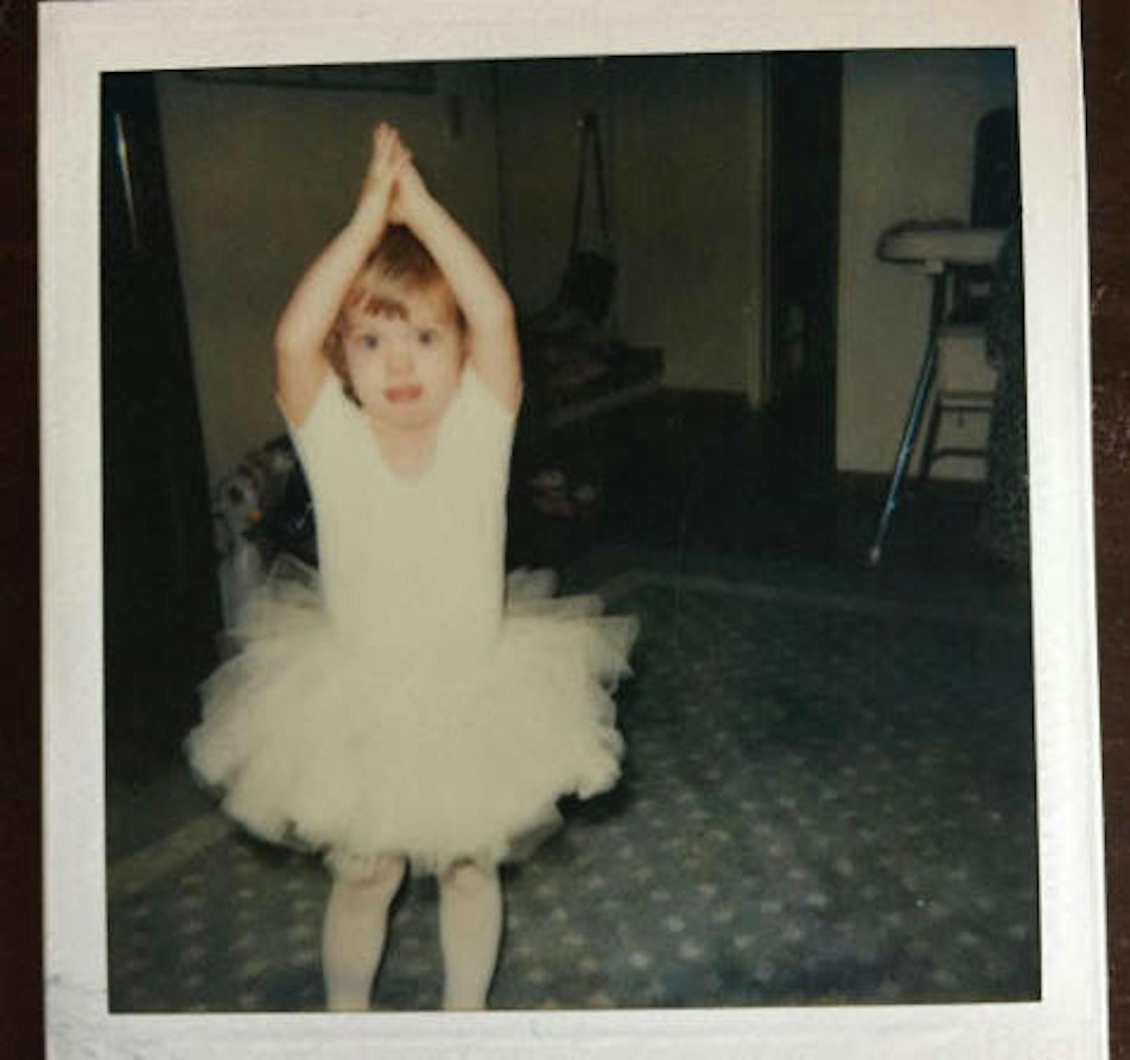 20.09.2017: Katy Perry hat es schon wieder getan. Wenige Tage, nachdem sie ihren Instagram-Followern ein Bild von sich als süßer Teenie gezeigt hat, postete sie nun ein Foto von sich als Kleinkind. Im Ballett-Tutu übt sie darauf schon mal die Posen, die ihr Jahre später auf den großen Bühnen hilfreich sein werden.