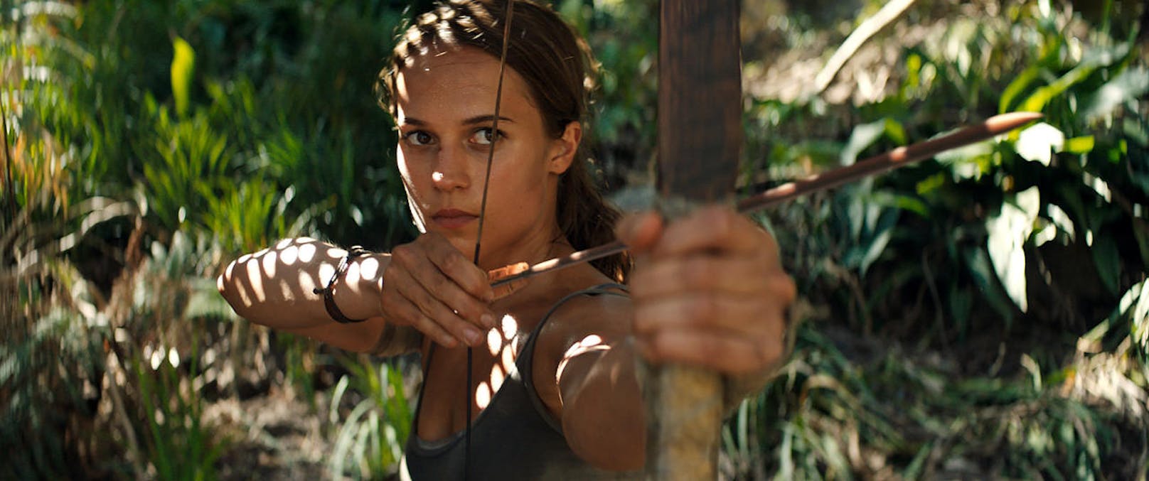Mit Pfeil und Bogen versteht Lara Croft (Alicia Vikander) meisterhaft umzugehen. 