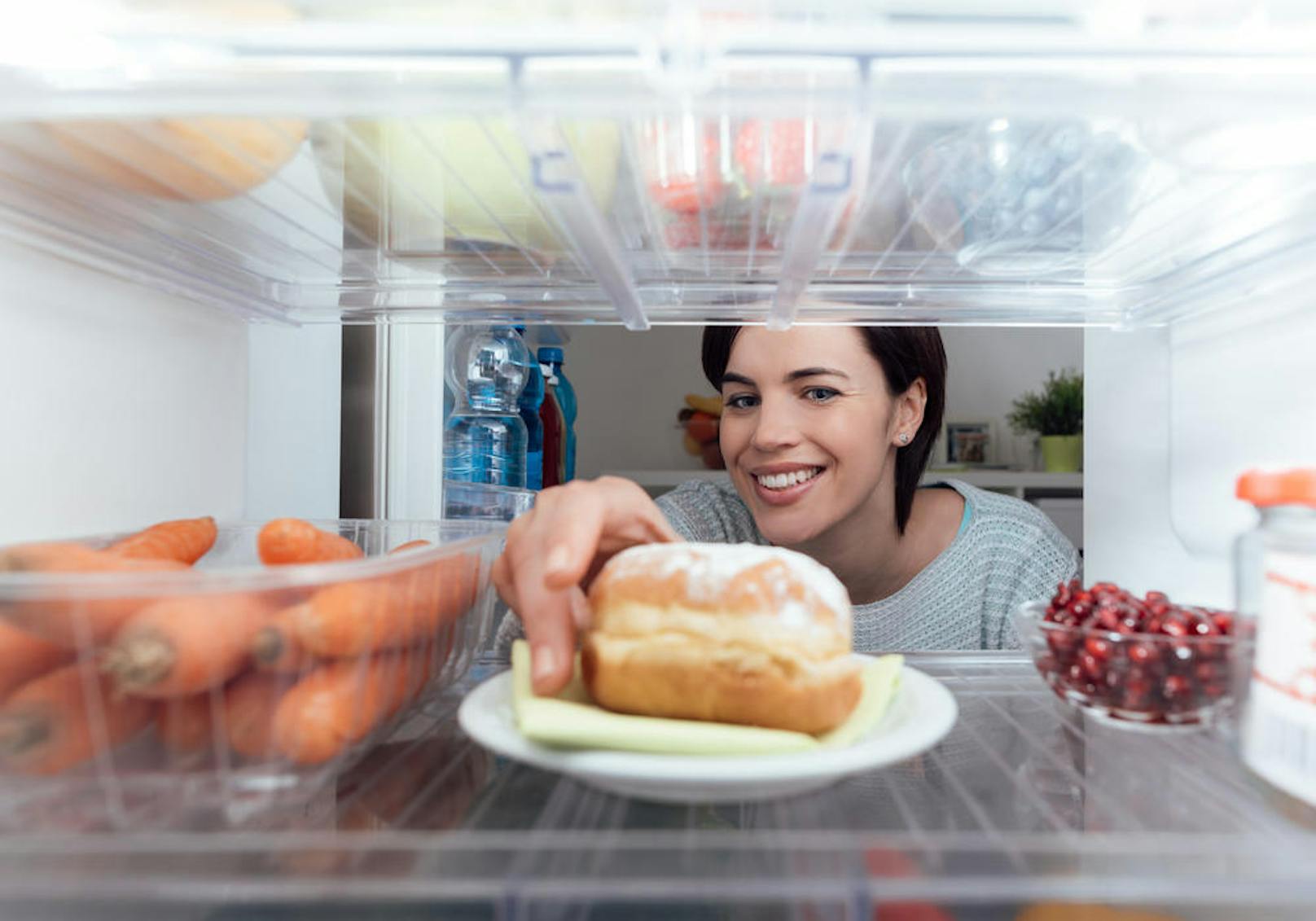 Platz 2: Essensreste, abgelaufene Joghurts, der Salat von letzter Woche - eigentlich sollte der Kühlschrank im Büro alle zwei Tage komplett geleert und geputzt werden.