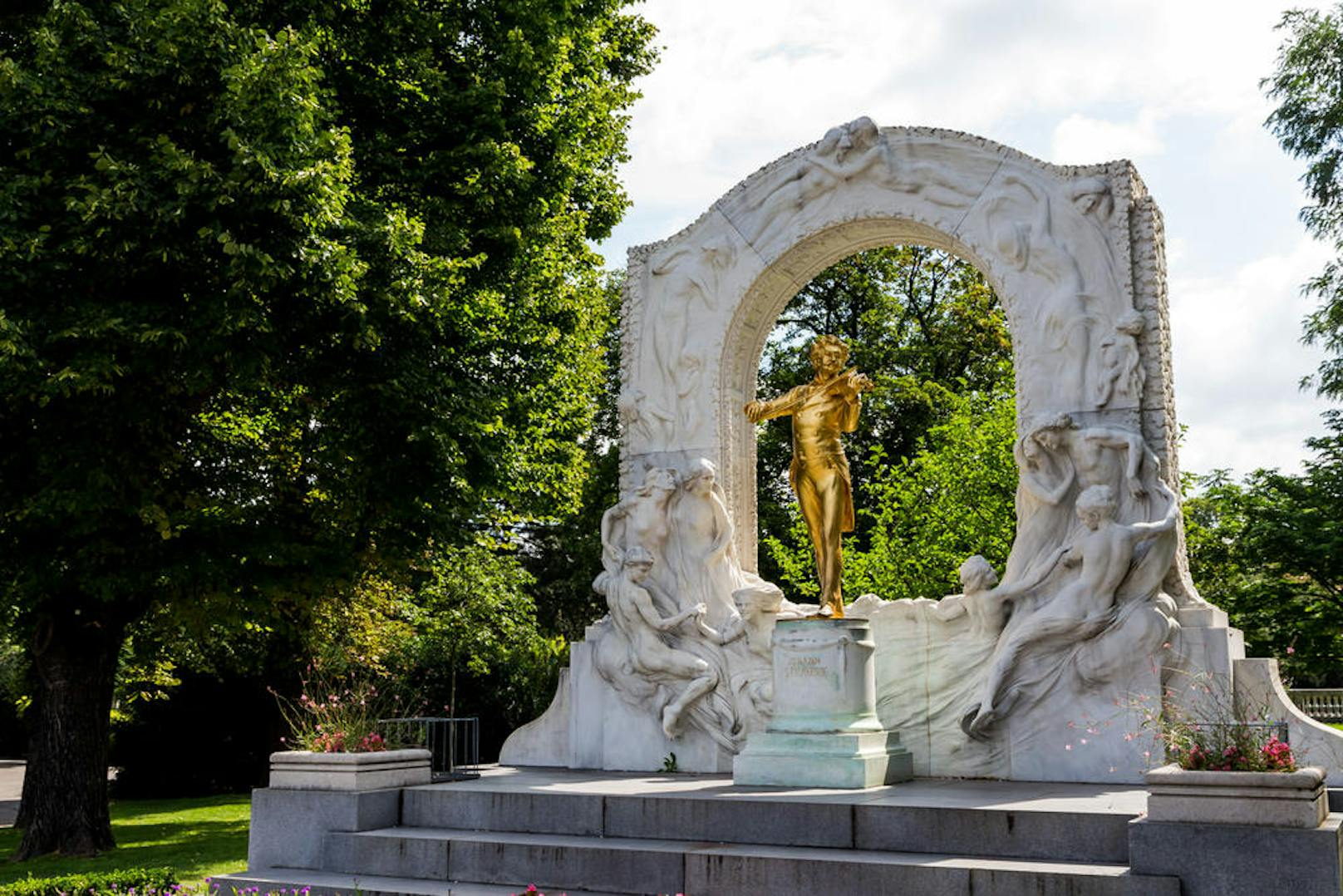 <b>Stadtpark, 1. Bezirk:</b> Sowohl Wiener, als auch Touristen, verbringen gerne Zeit im 65.000 Quadratmeter großen Park, der in der Mitte vom Wienfluss geteilt wird. Der erste Teil des Parks wurde 1862 eröffnet. Der Park ist für den Kursalon und zahlreiche Denkmäler - das berühmteste ist wohl das vergoldete Bronzestandbild von Johann Strauß Sohn - berühmt.