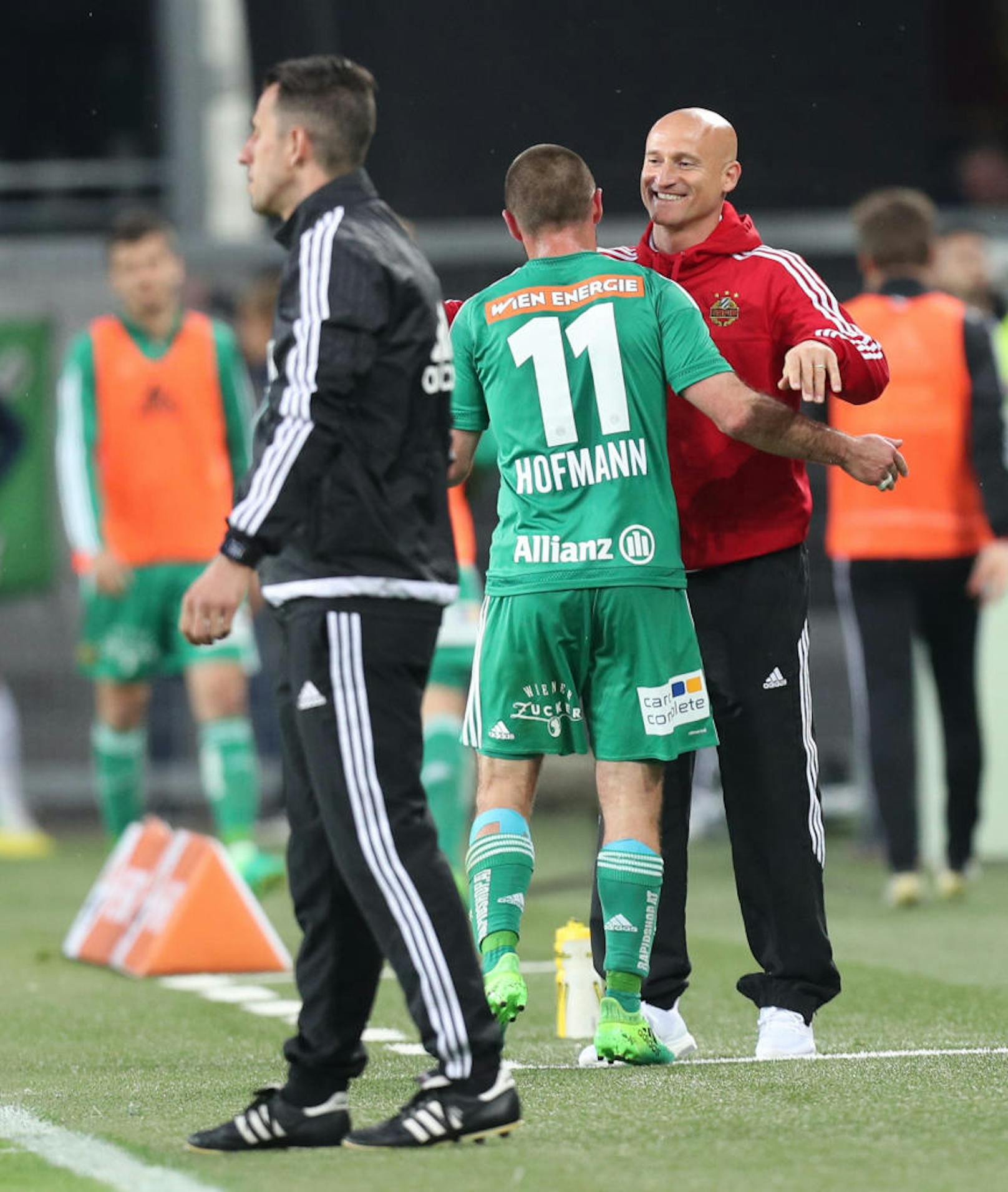 Coach Goran Djuricin weiß, bei wem er sich bedanken muss. "Man nennt Steffen nicht umsonst Fußballgott", sagt er.